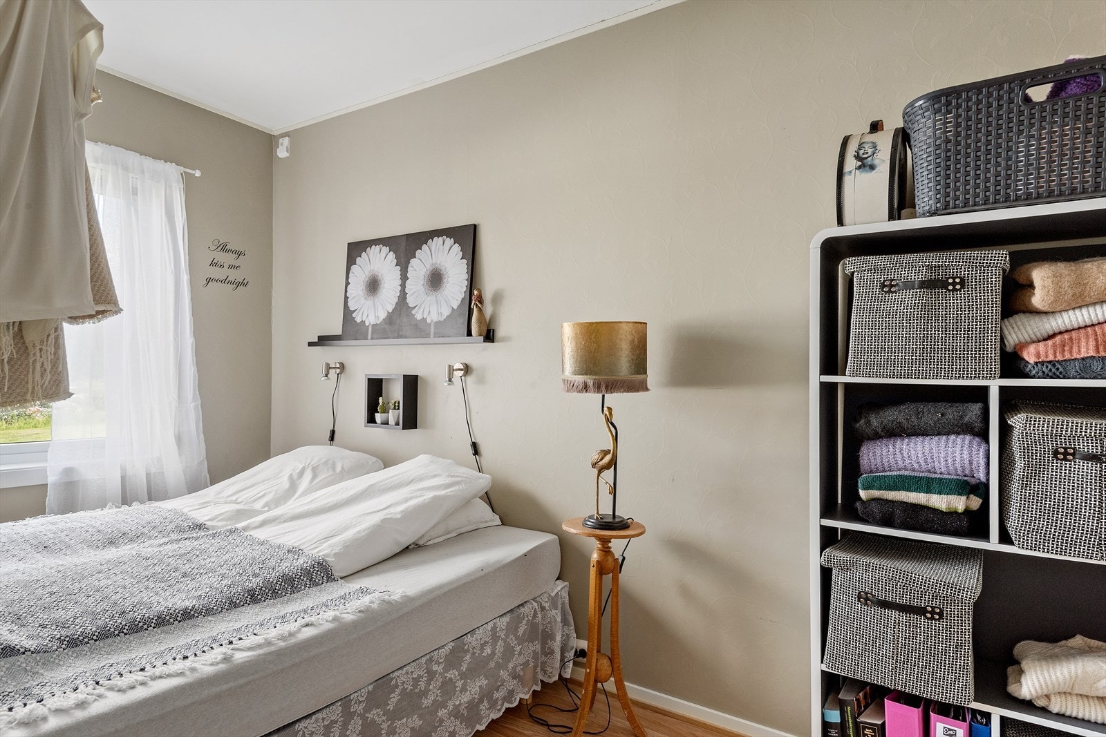 Dette soverommet ligger med adkomst fra gangen. Det er i lys utførelse og har plass til dobbeltseng. Rommet er utstyrt med en hylle som har oppheng under. Galleribilde