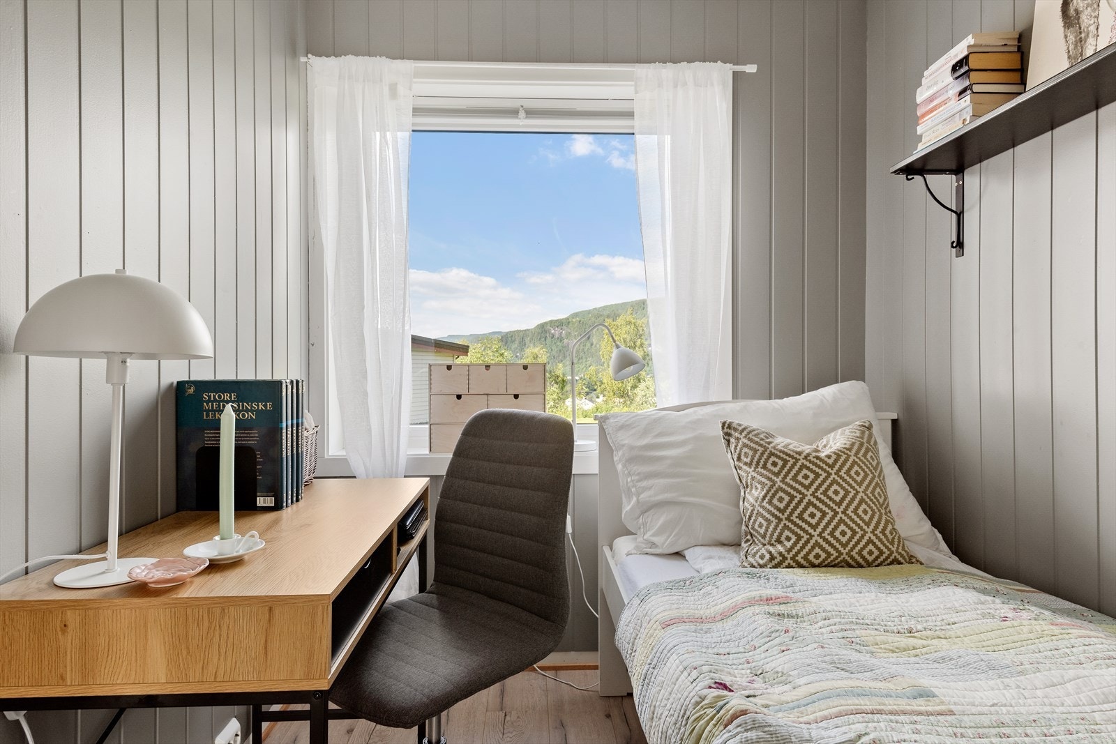 I rommet er det plass med dobbeltseng, men passer best å møblere med enkeltseng. Soverommet er utstyrt med en garderobe med skyvedører. Galleribilde