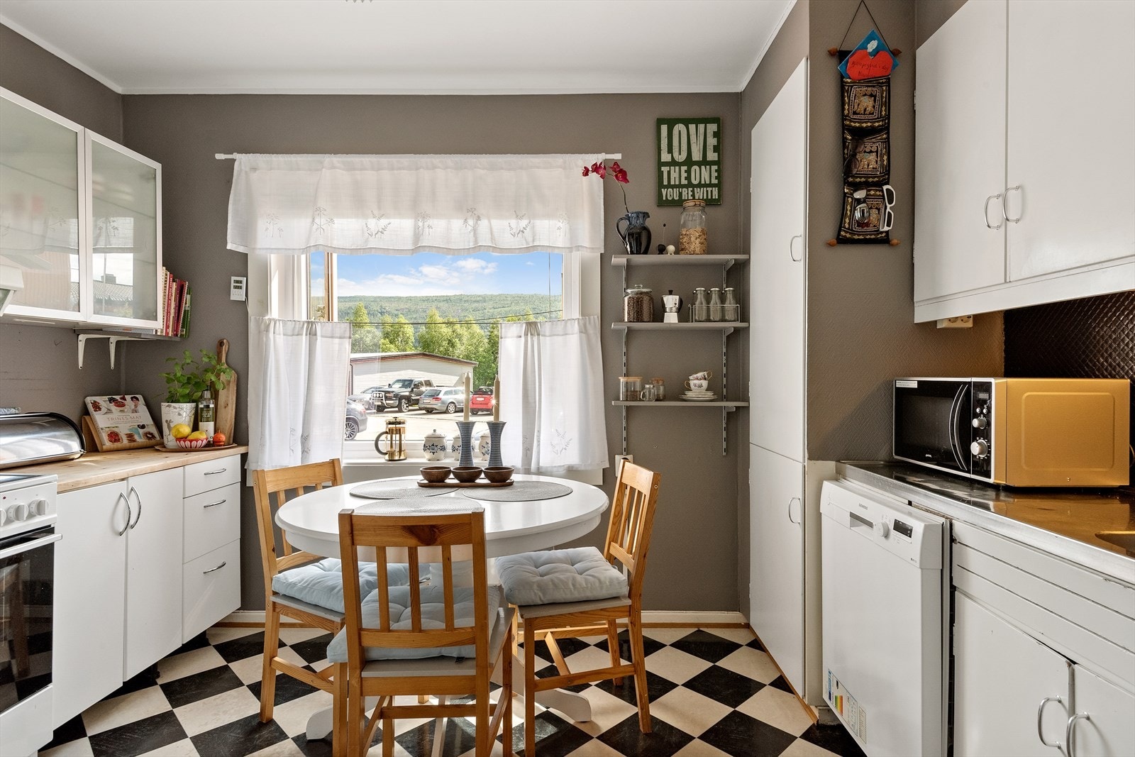 Kjøkkenet har en kombinasjon av aldre innredning og nyere innredning. Galleribilde