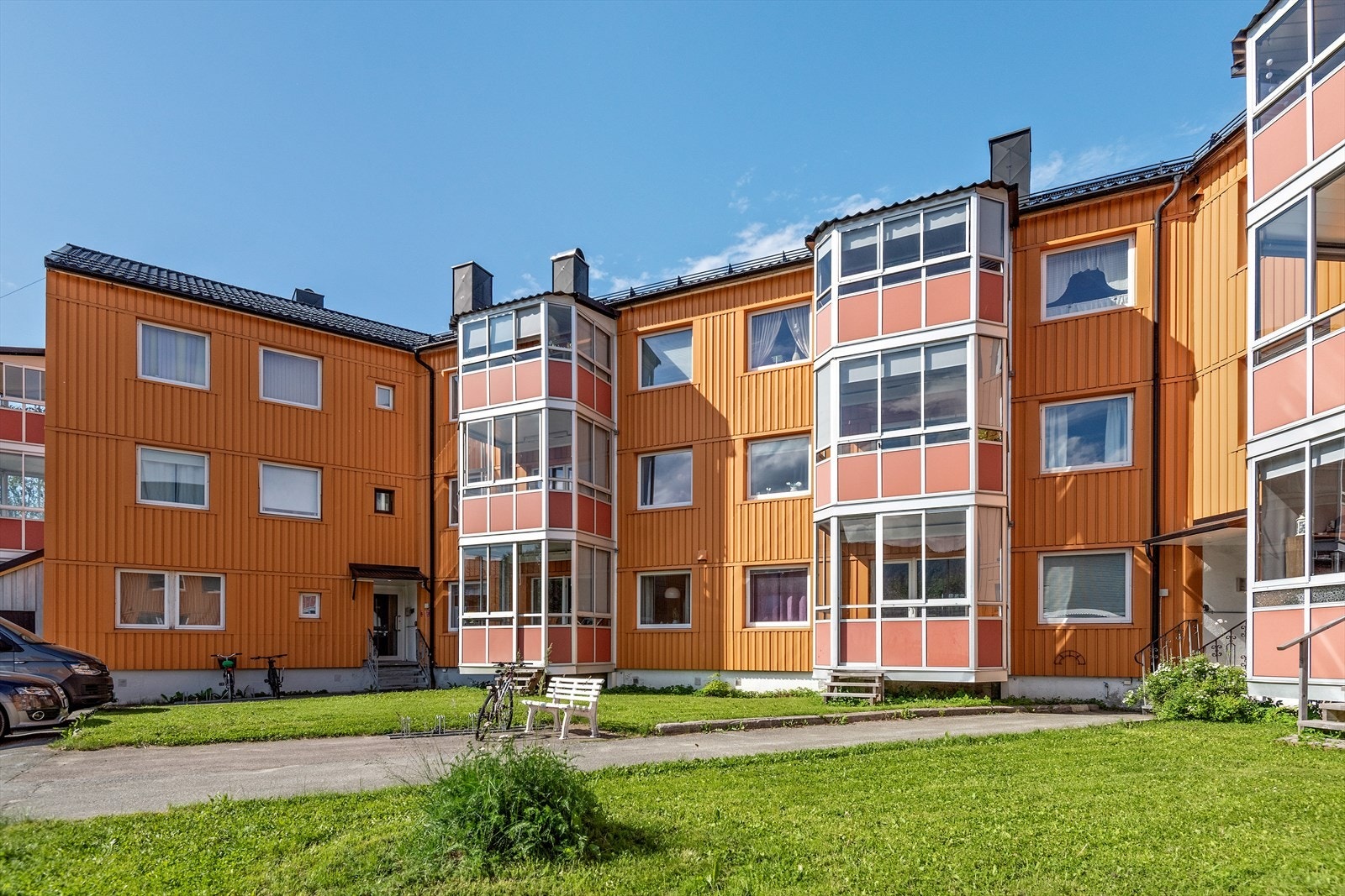 I kjelleretasjen finner du 3 st. boder på til sammen 16m2 som følger leiligheten. Dette er boligen for deg som ønsker den en romslig leilighet med tre soverom og gangavstand til sentrum. Galleribilde