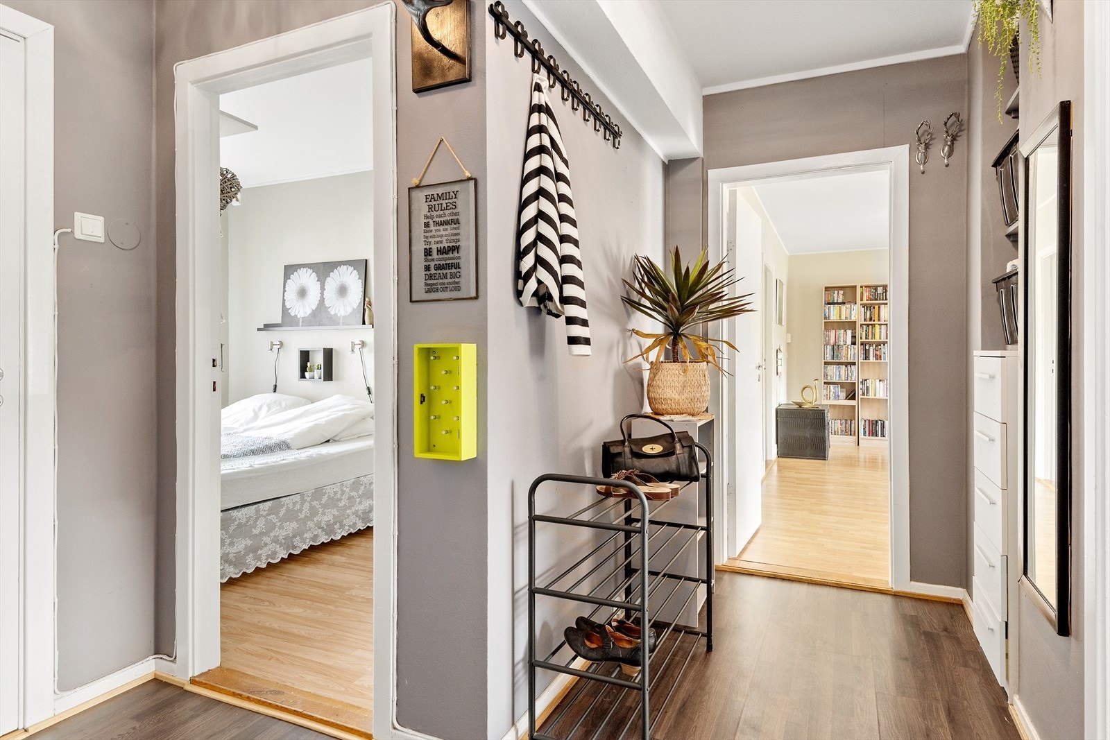 Gangen er i lun gråmalt utførelse. På veggene er det flere knaggrekker for oppheng av yttertøy. Det medfølger også en større garderobe, som har behov for litt omsorg. Galleribilde