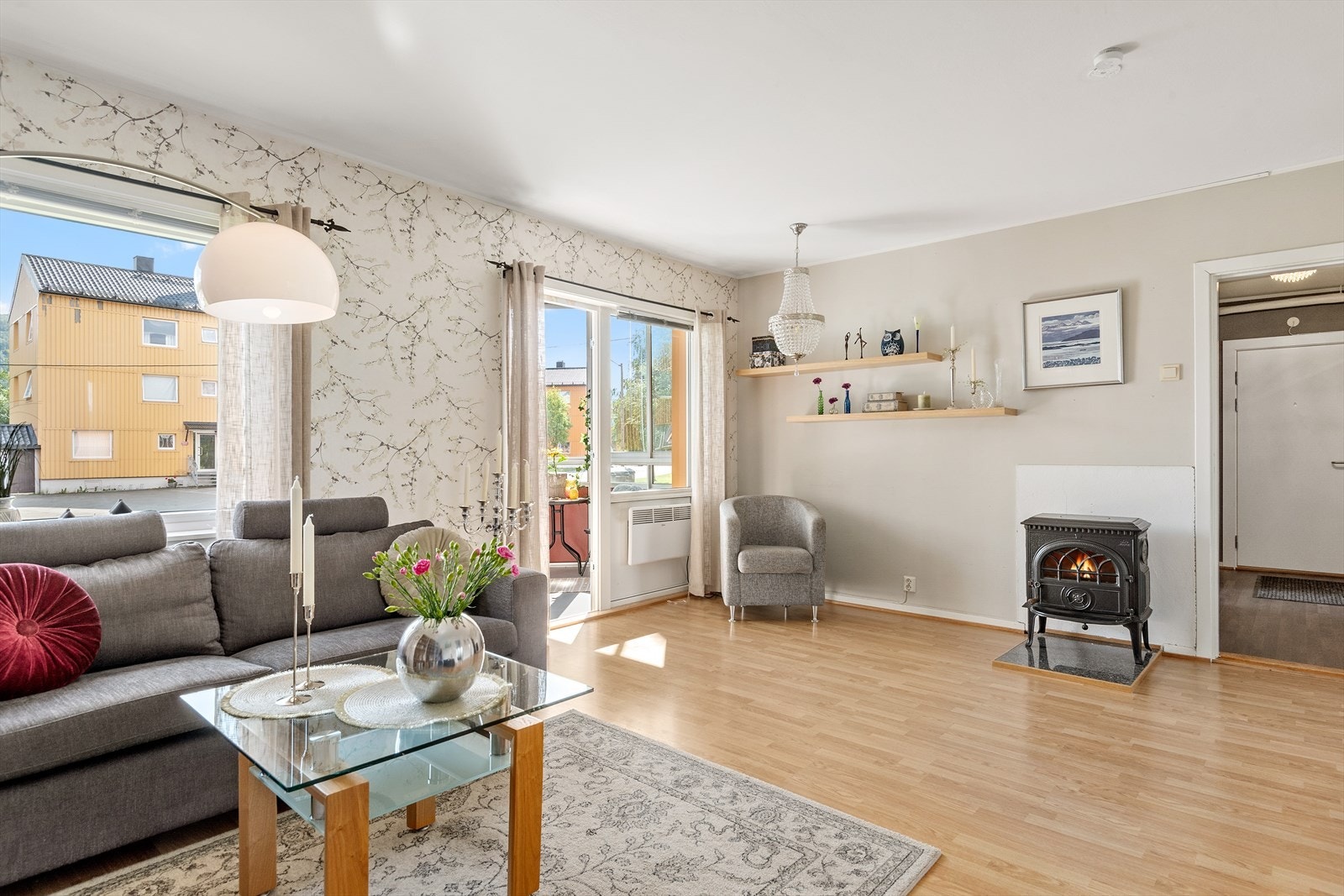 Rommet er utstyrt med en Jøtul vedfyringsovn som er god å ha på kalde vinterdager. Galleribilde