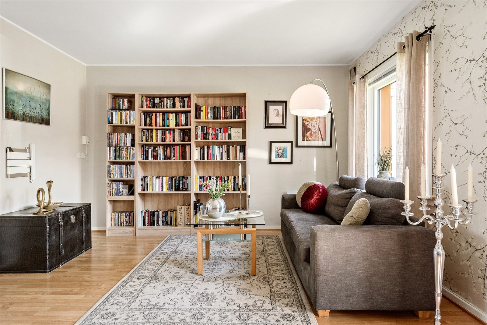 Stuen er lys og romslig med god plass til møblering av sittegruppe og godstoler. Galleribilde