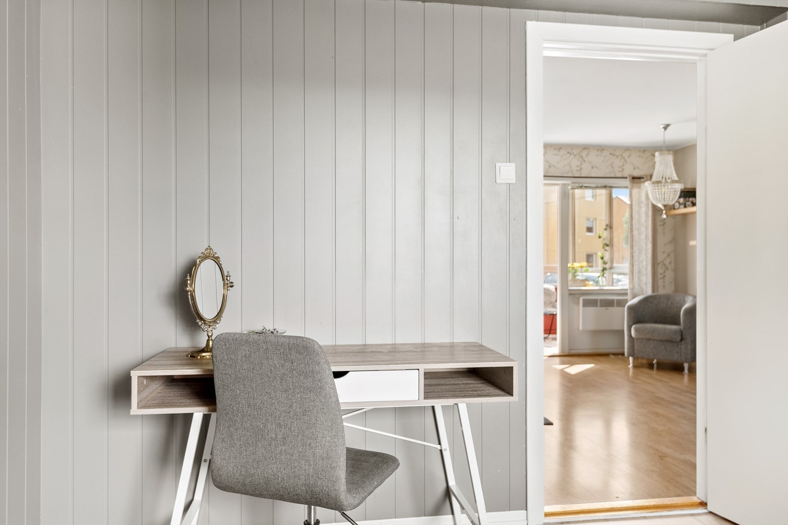 Det er romslig med god plass til dobbeltseng og er utstyrt med en frittstående skyvedørsgarderobe med speildører som medfølger i handelen. Galleribilde