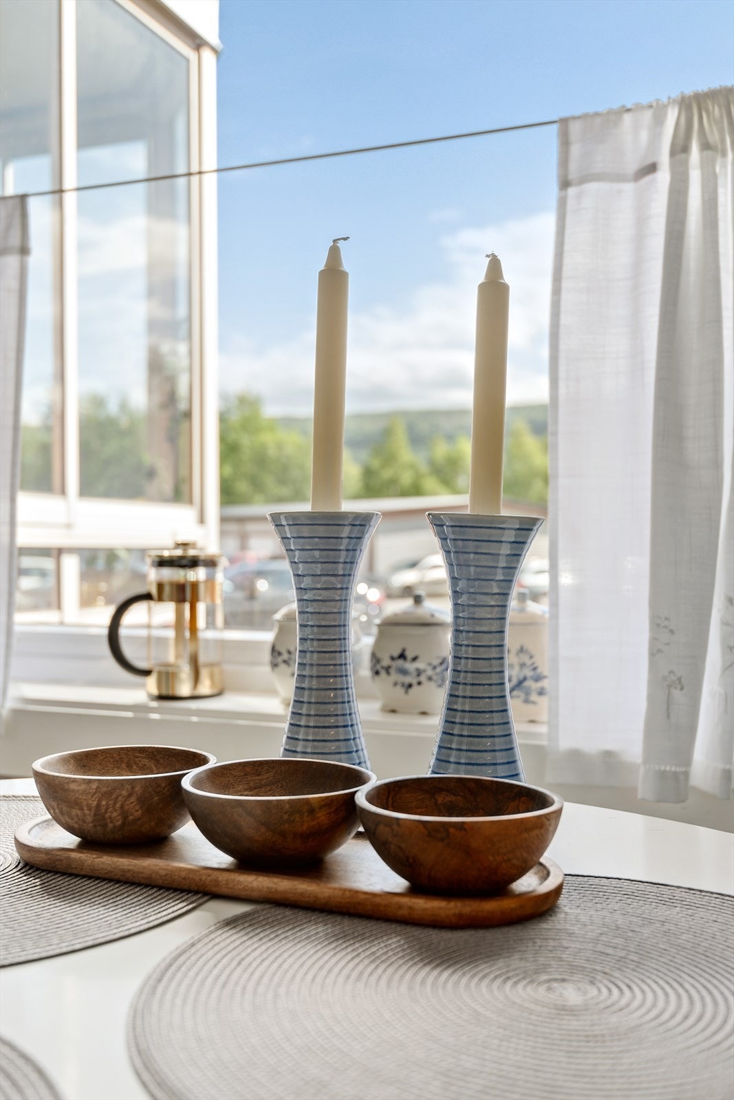 I rommet har du plass til å møblere med en mindre spisegruppe ved vinduskarmen. Galleribilde