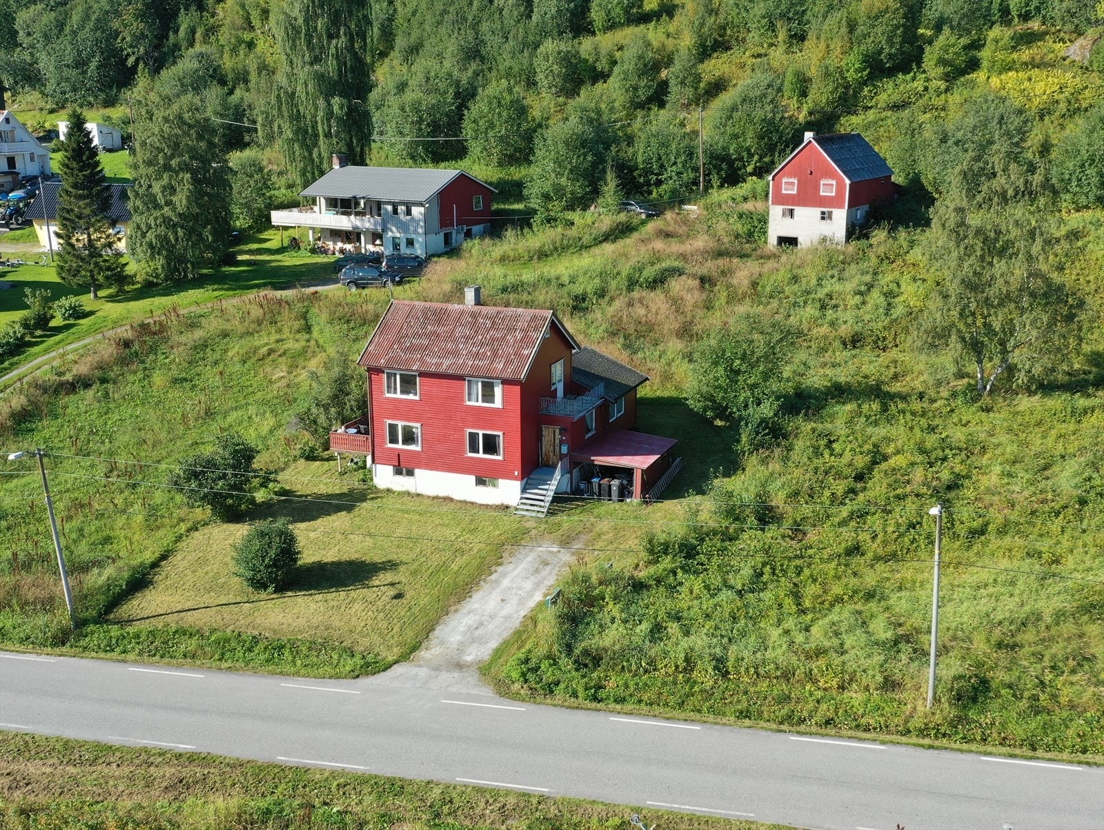 Det vil bli tinglyst adkomstrett rundt deler av boligen slik at eier skal få mere plass på nordsiden av boligen. Galleribilde
