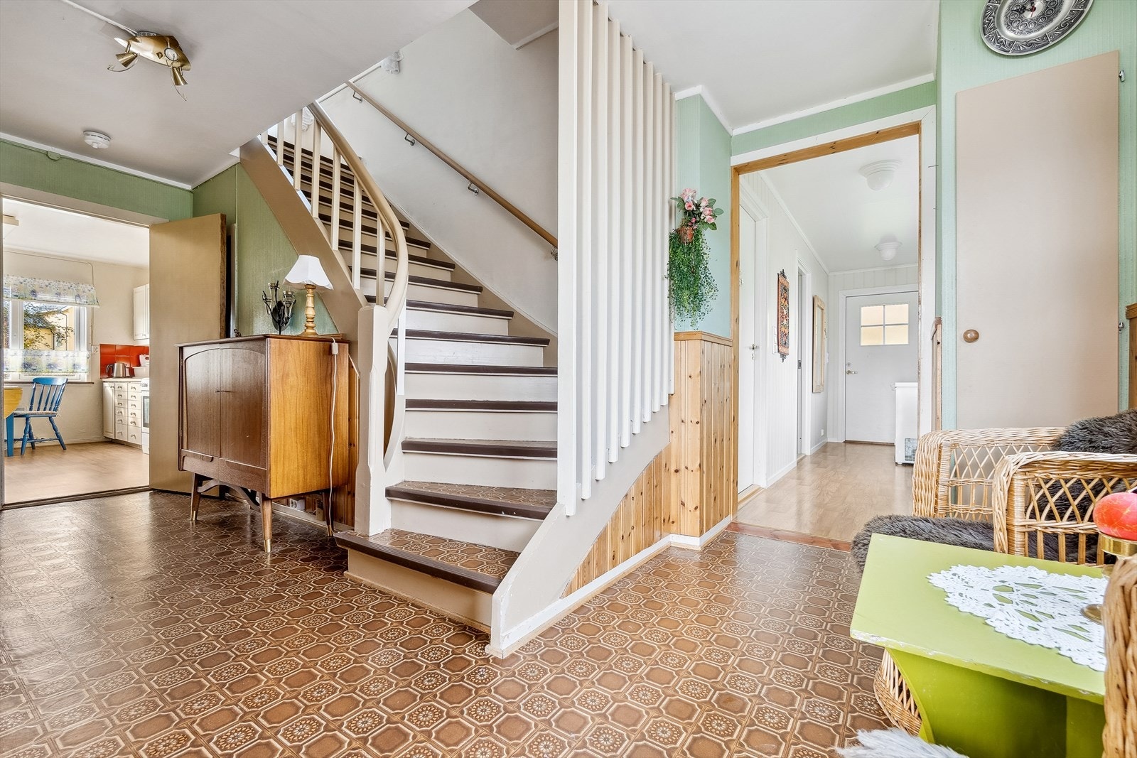 Vi blir ønsket velkommen inn i en entre etterfulgt av en lang gang. Galleribilde