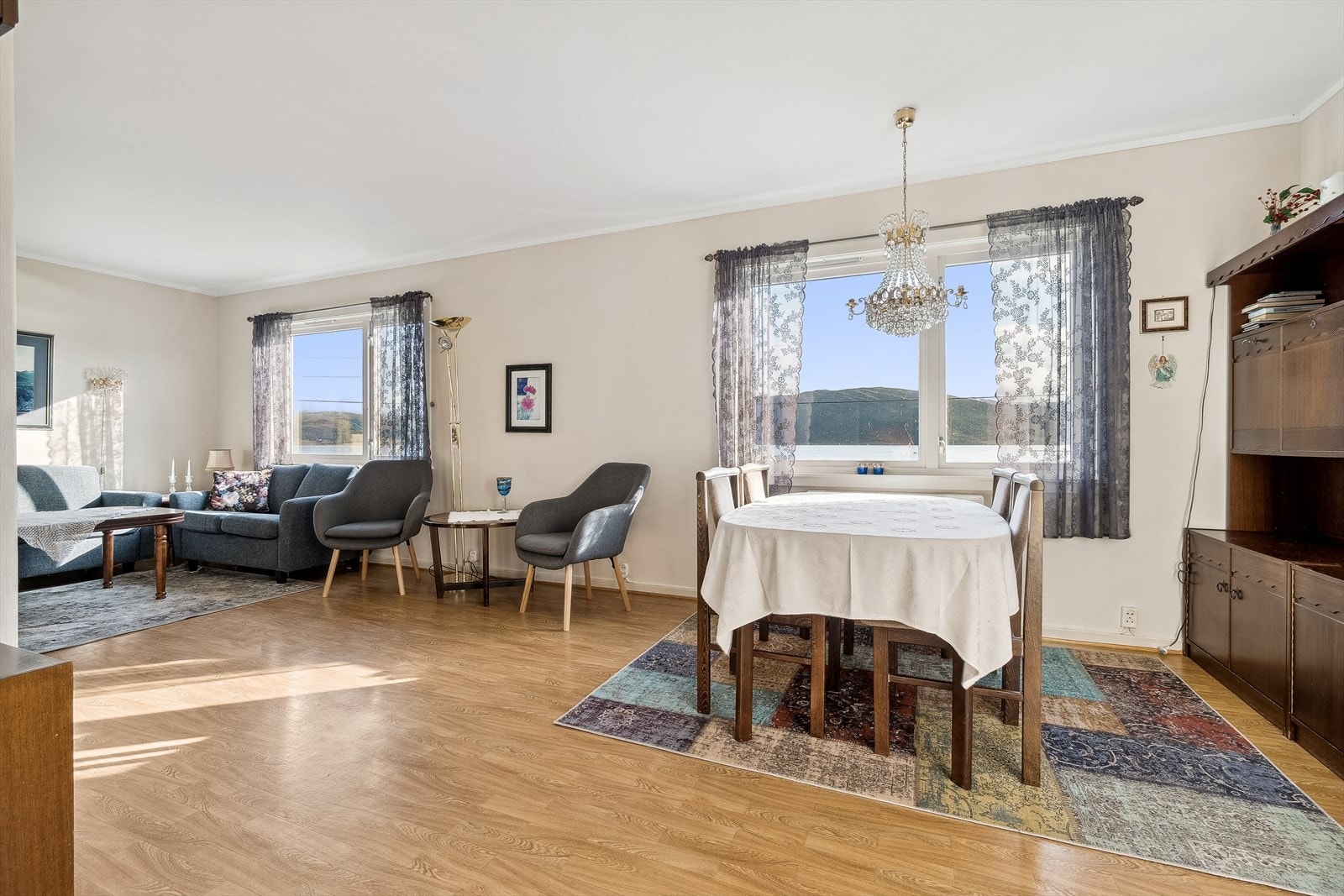 Stuen er luftig med god plass til sofaløsning, ekstra sittegruppe og spisebord. Galleribilde