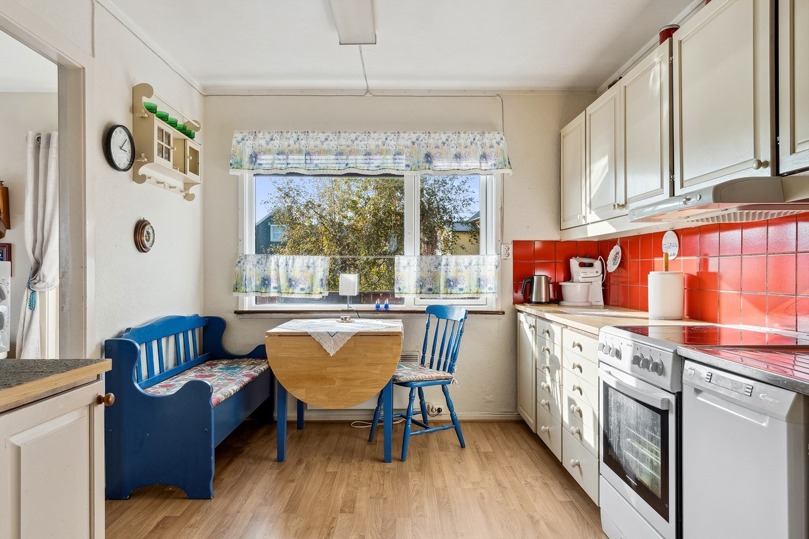 Fin plass til frokostbord ved kjøkkenvindusflater. Galleribilde