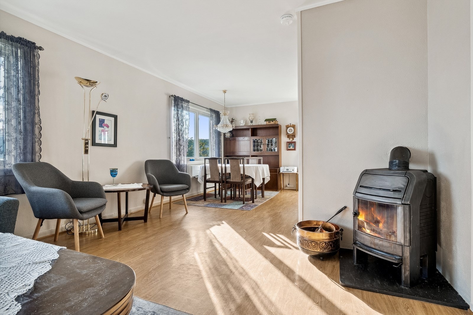 Stues flere vindusflater gir fine lysforhold inn og byr på flott utsikt. Galleribilde