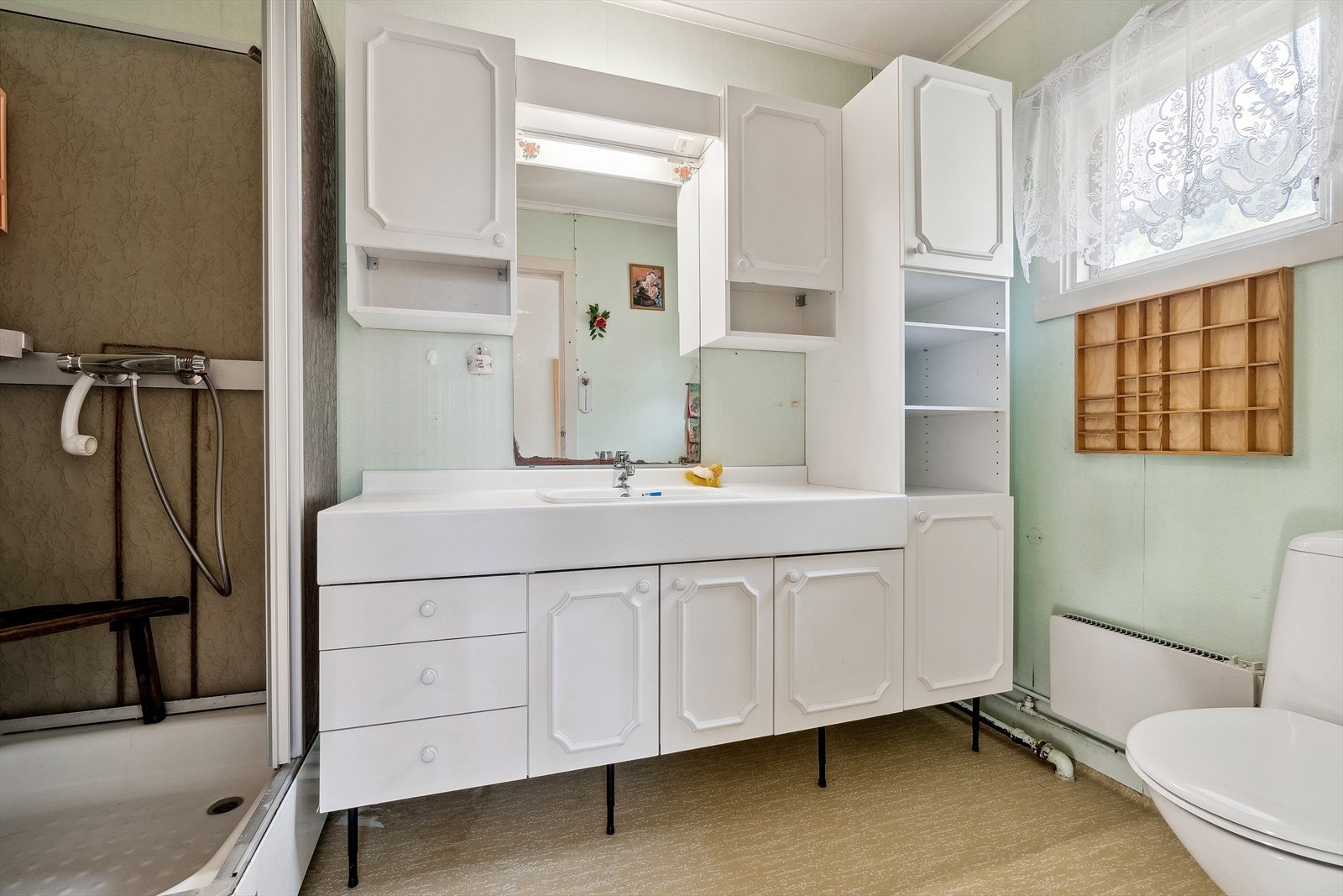 Bad 2 bad med romslig innredning, dusj og toalett Galleribilde