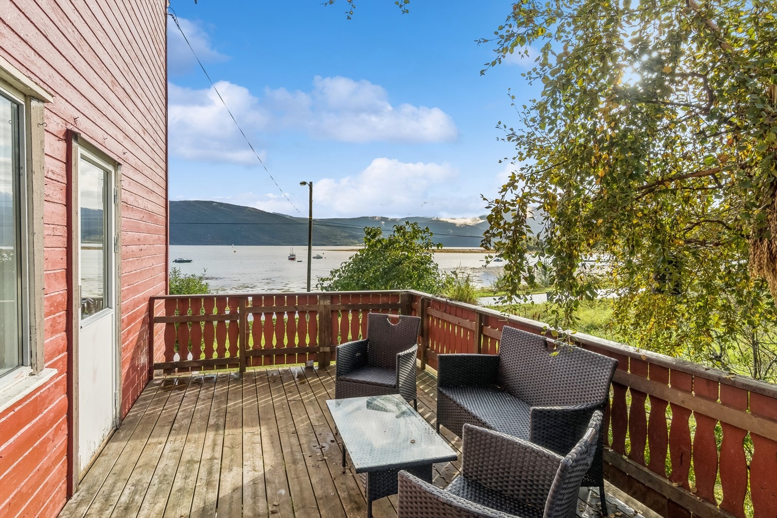 Balkong 1.etg av en fin størrelse som byr på gode solforhold og flott sjø-fjell utsikt. Galleribilde