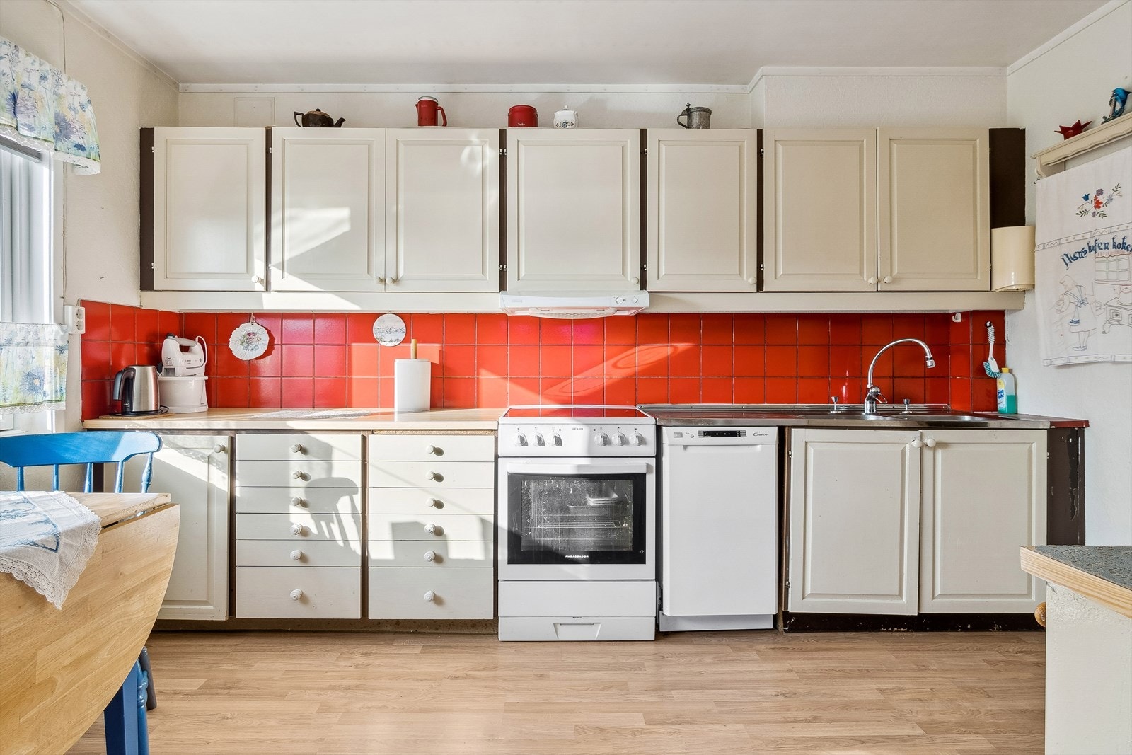 Romslig kjøkken i eget rom. Galleribilde