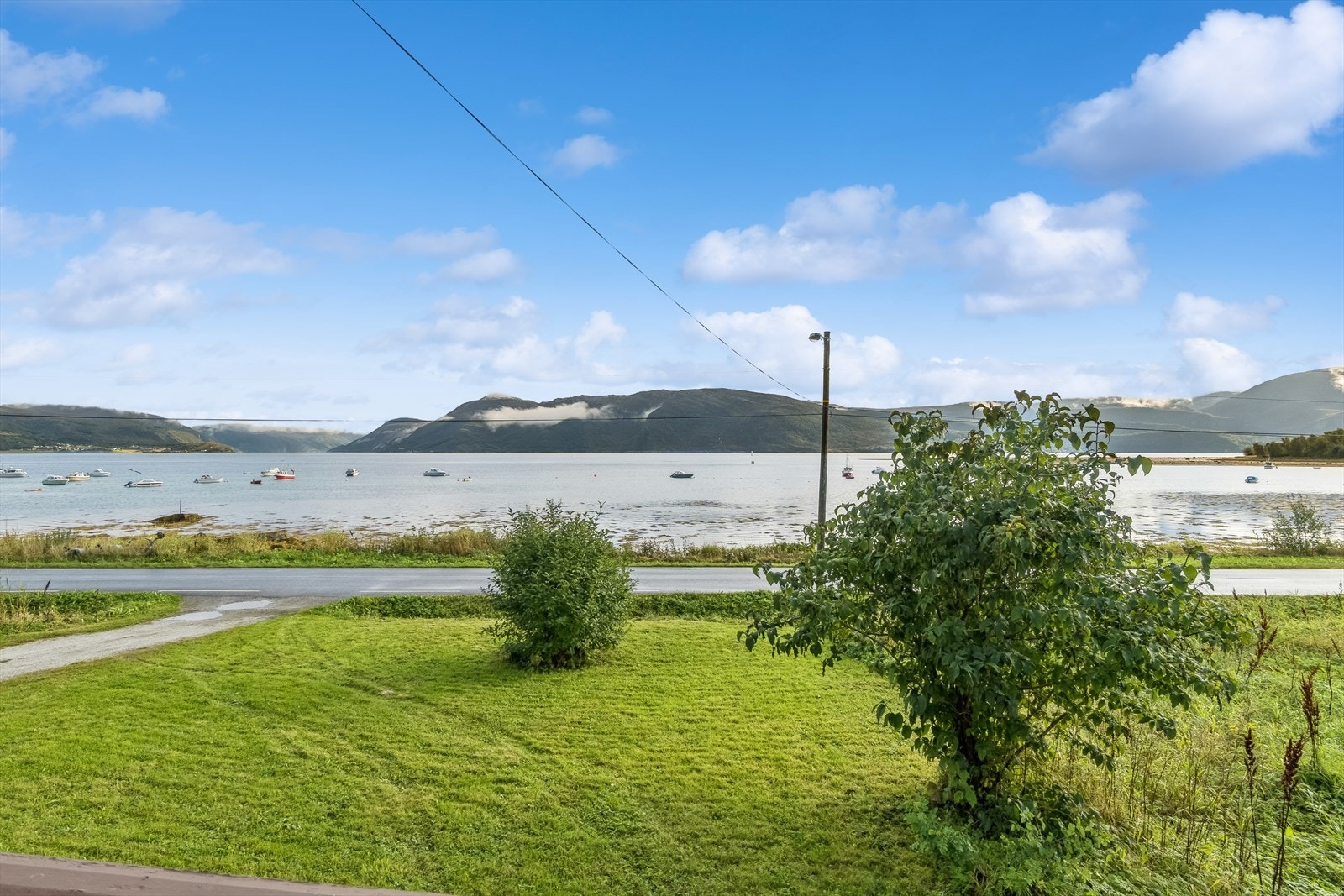 Eiendom med flott sjø og fjellutsikt. Galleribilde