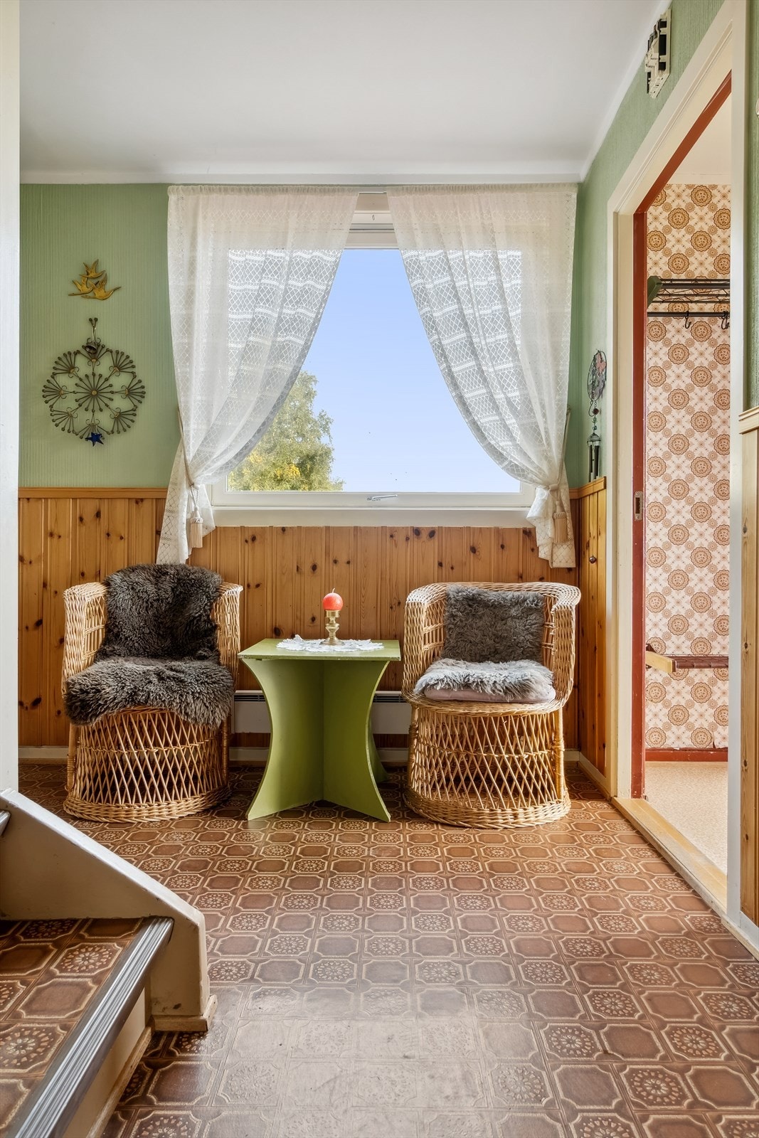 Gangen har skap i vegg og plass til å sette inn oppbevaringsmuligheter som f.eks kommode. Galleribilde