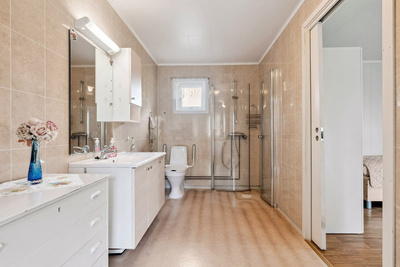 Boligen har 2 bad. Bad innredet med innredning m/servant, toalett, dusjvegger/hjørne og opplegg for vaskemaskin. Varmekabler i gulv. Galleribilde