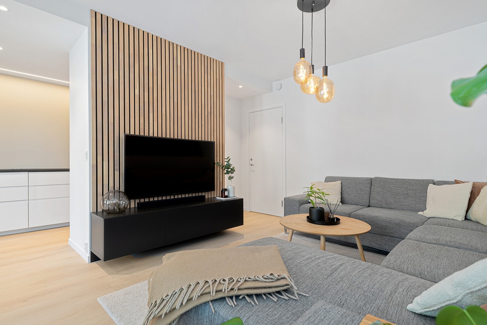 Stuen byr på god plass til sofagruppe samt spiseseksjon i en delvis åpen løsning med kjøkkenet. Galleribilde