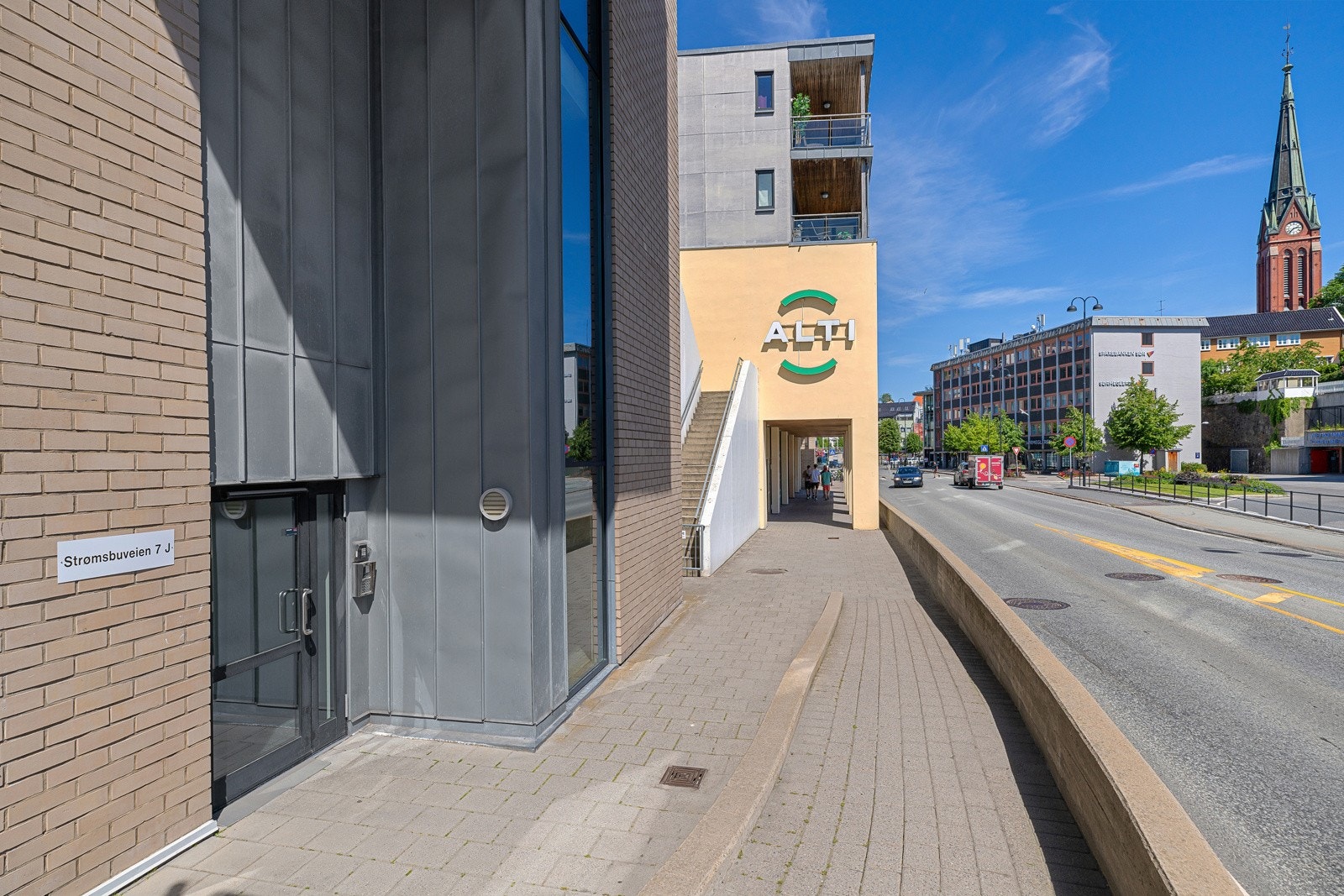 Boligen er godt plassert i byggets 4. etasje og har adkomst via en felles trappeoppgang og heis. Galleribilde