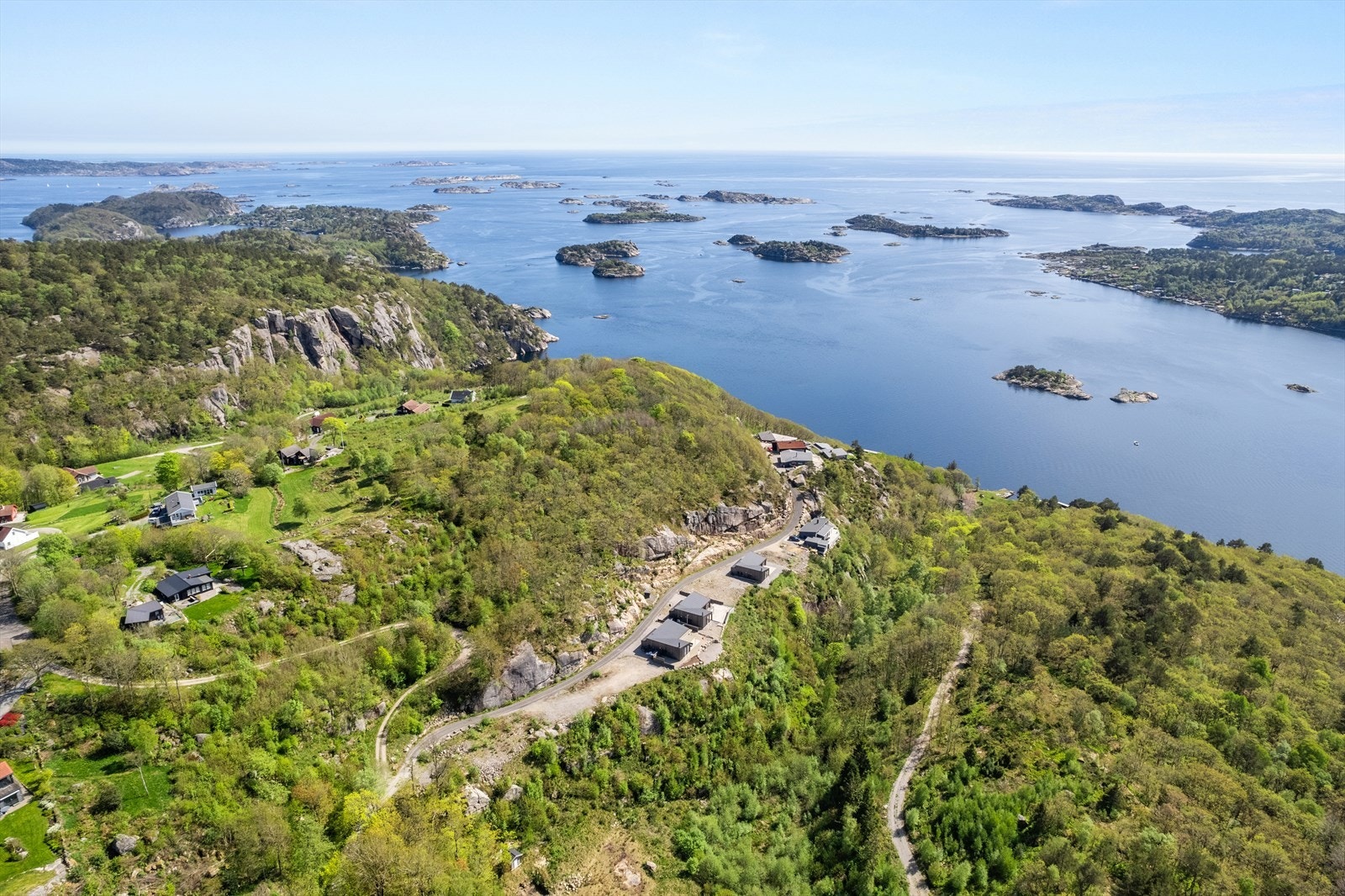 Avstand til sjøen er ca. 300 meter. Tomtene ligger i høyden, alle med flott utsikt. Galleribilde
