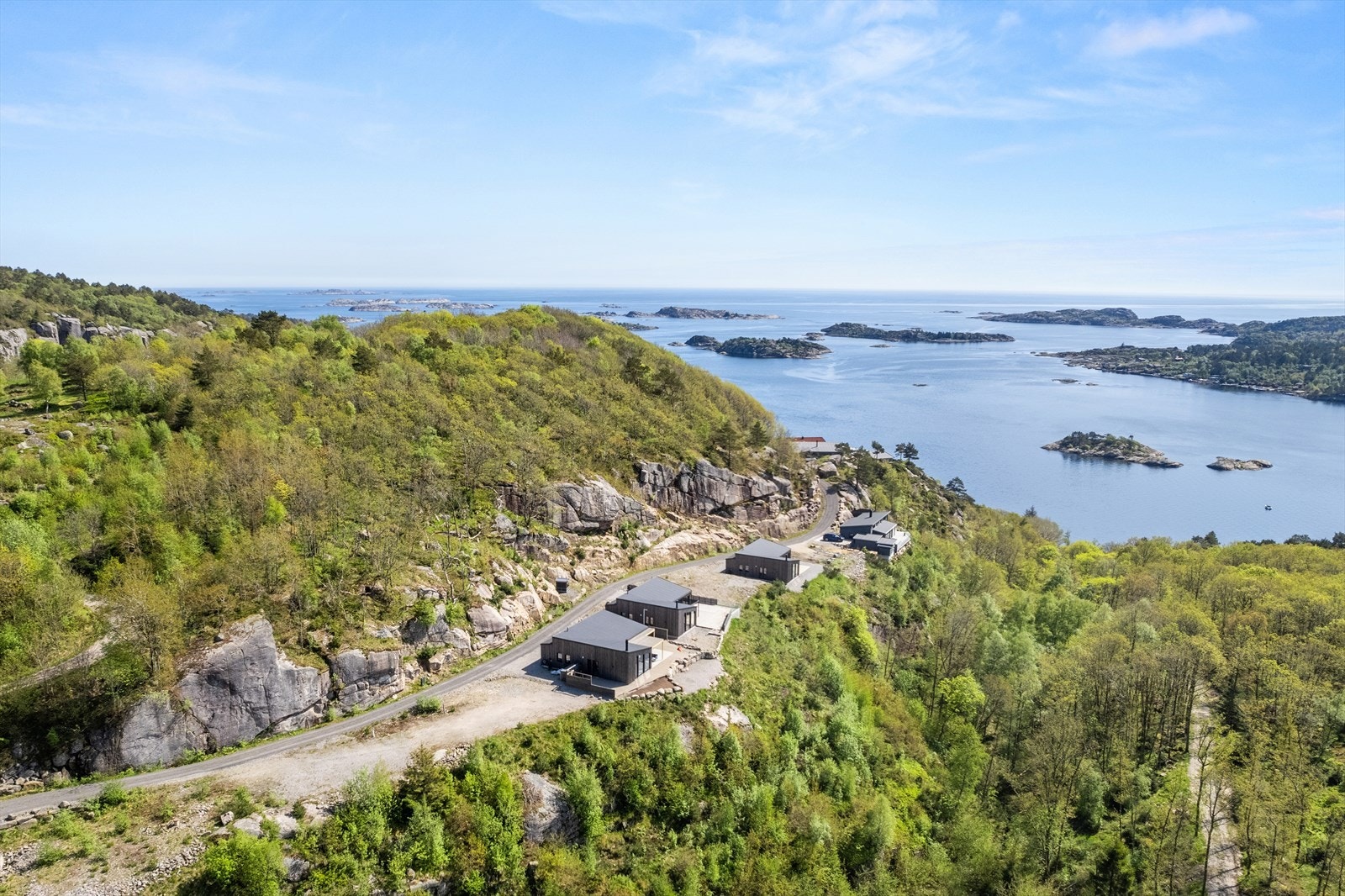 Tomtene ligger med individuell høydeforskjell i terrenget, på rekke og rad med gode solforhold. Galleribilde