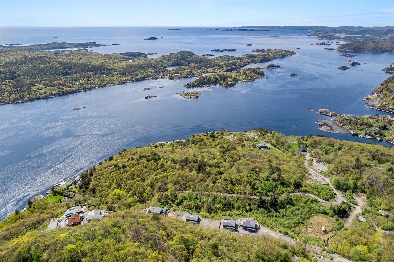 Retning sørvest med Lindesnes halvøya i horisonten, og øya Hille midt i bildet til venstre. Galleribilde