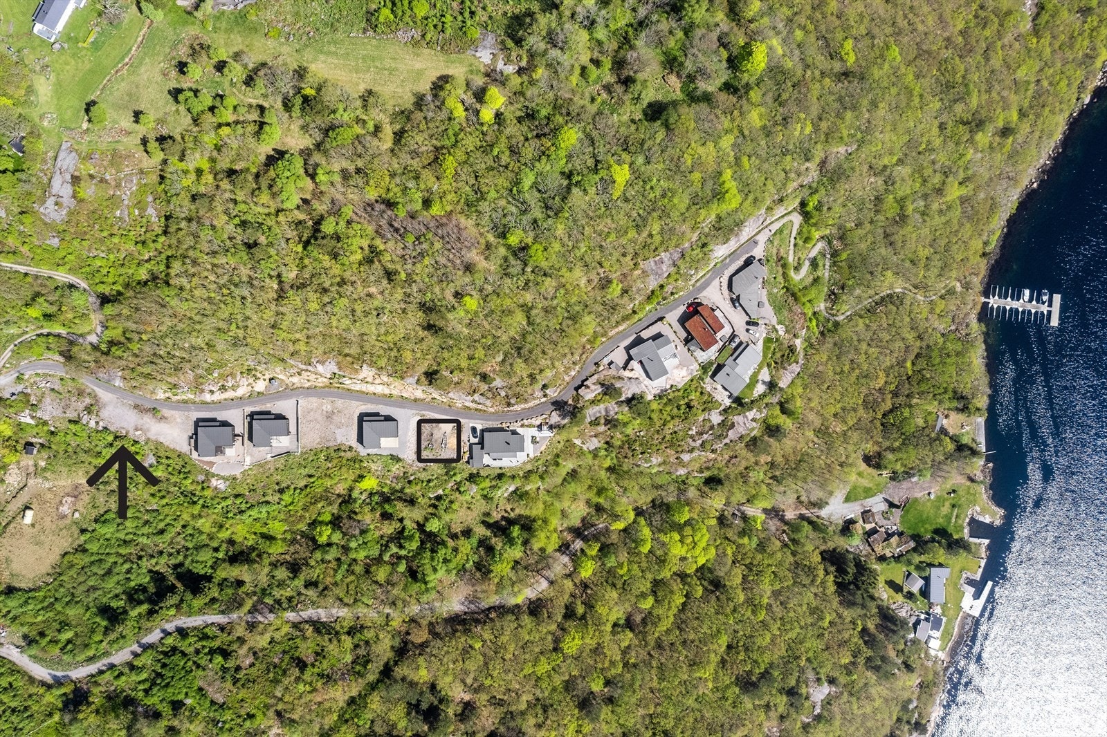 Tomt 1,2 og 3 er merket med pil. Tomt 8 med firkant. Galleribilde