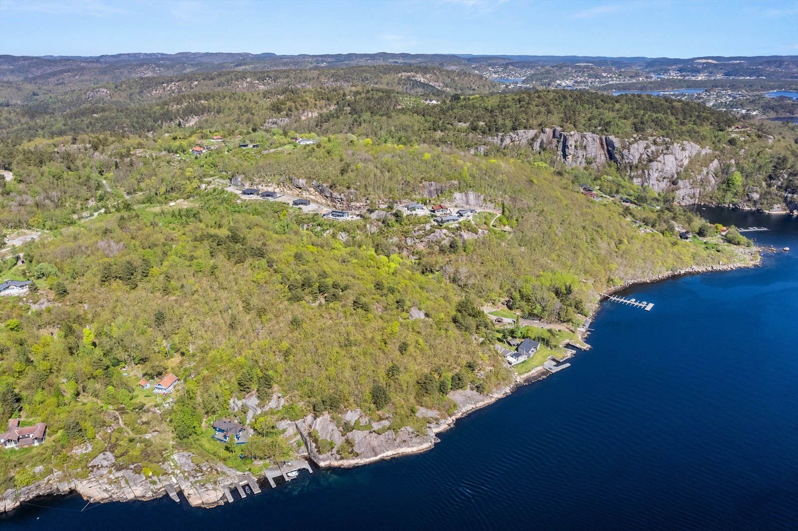 Det er opparbeidet sti fra hyttefeltet ned til båthavna. Her er det mulighet for kjøp av båtplass Galleribilde