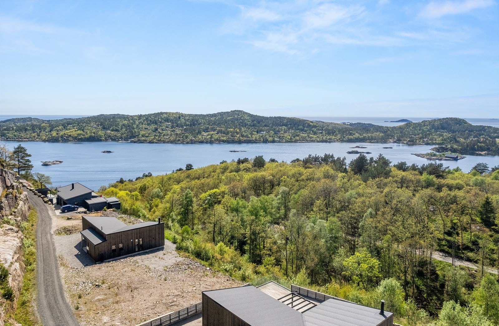 Tomtene er byggeklare med vei, strøm og avløp til tomta. Galleribilde