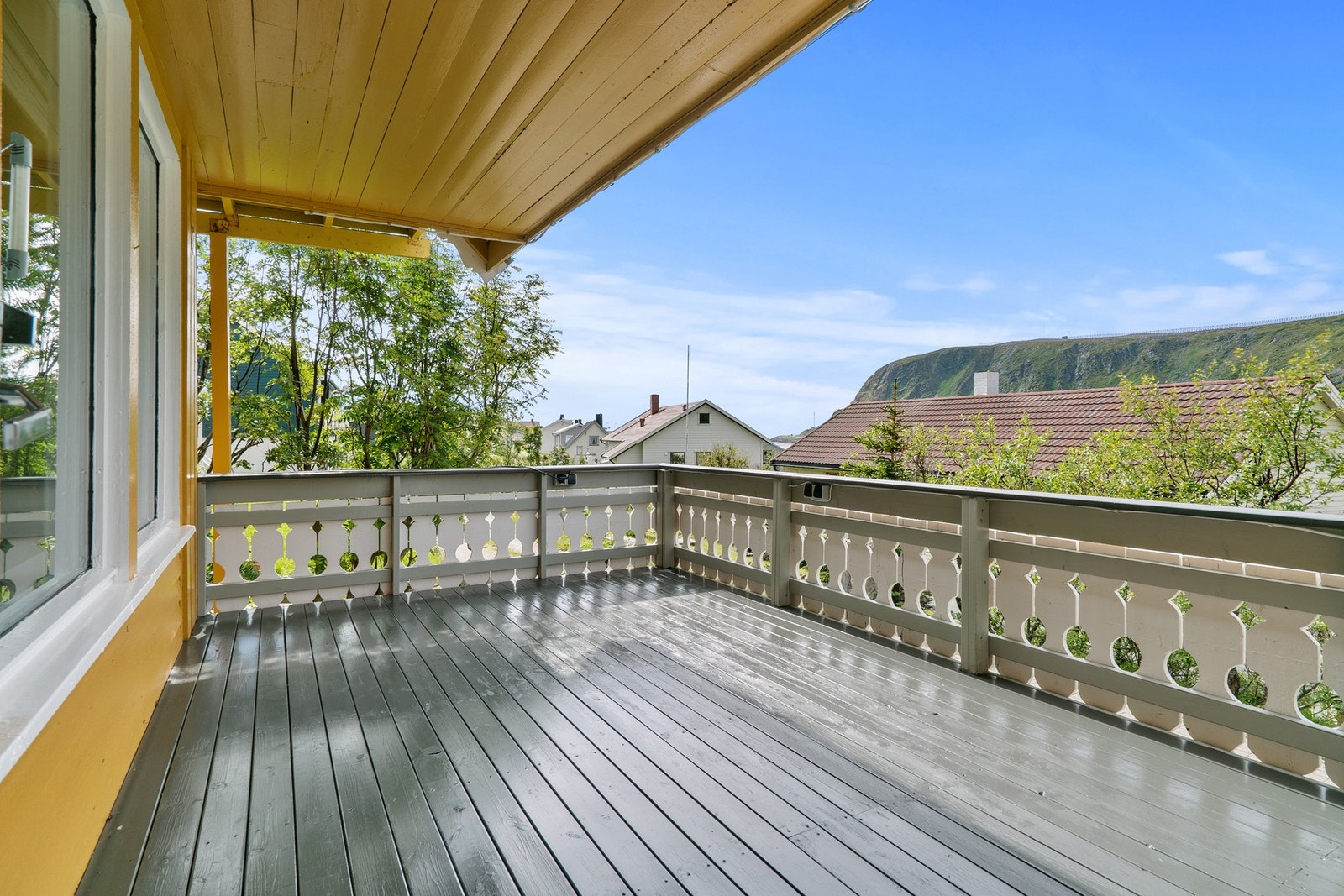 Delvis overbygget balkong Galleribilde