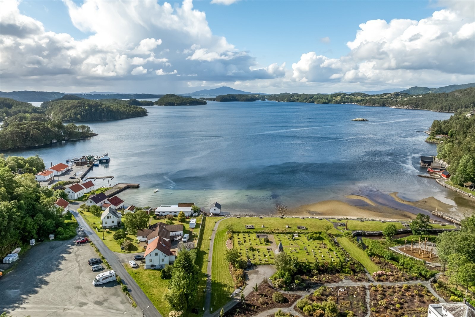 Fra eiendommen er kort veg ned til sjøen Galleribilde