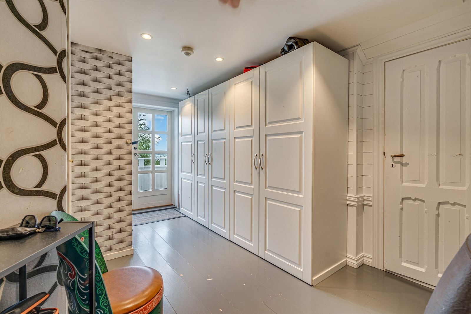 Garderobe i gang på loft. Gangen er i bygnings tegninger angitt som soverom Galleribilde