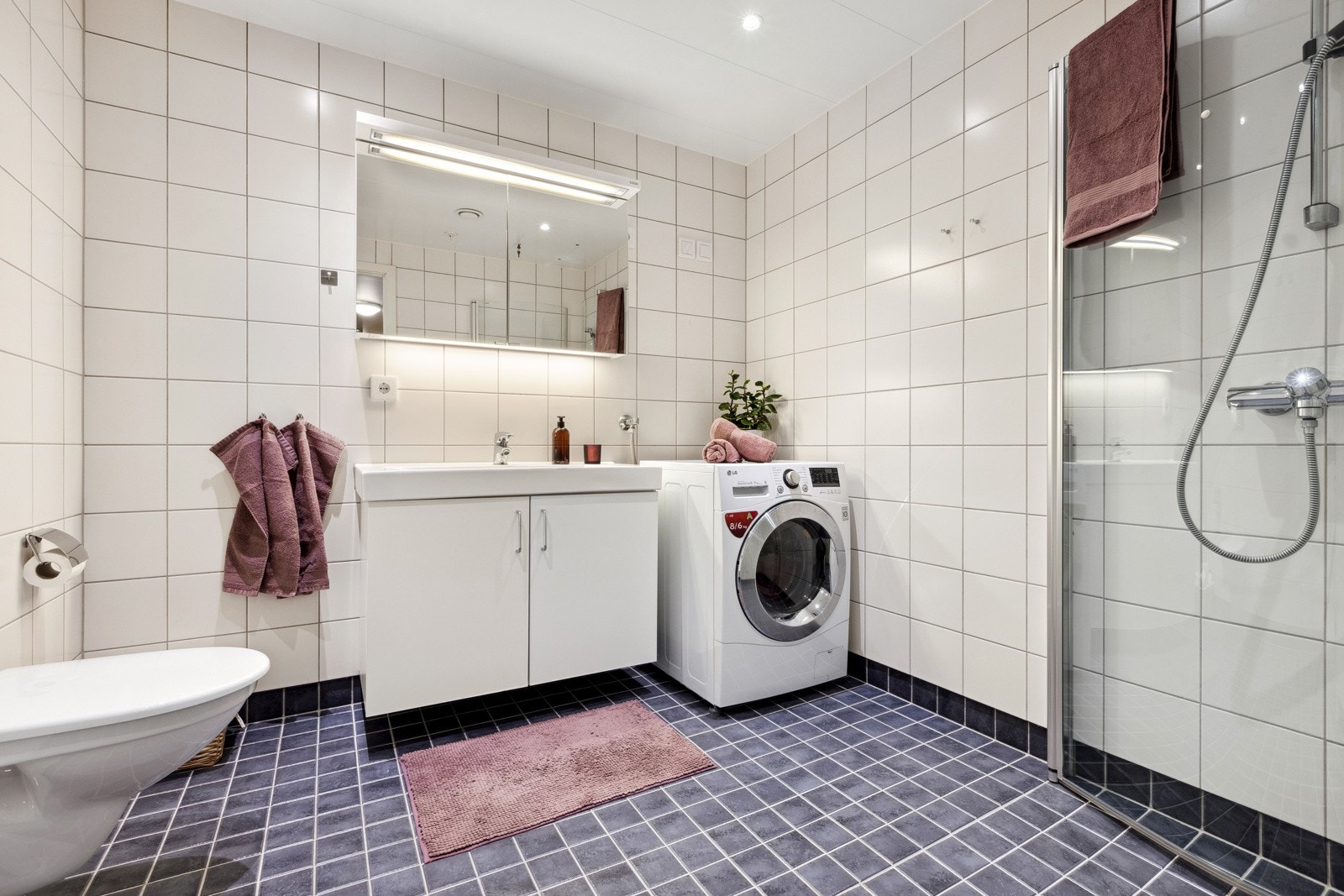 - Pent helfliset bad med varme i gulv, vegghengt toalett, innredning, dusjvegger og opplegg for vaskemaskin. Galleribilde