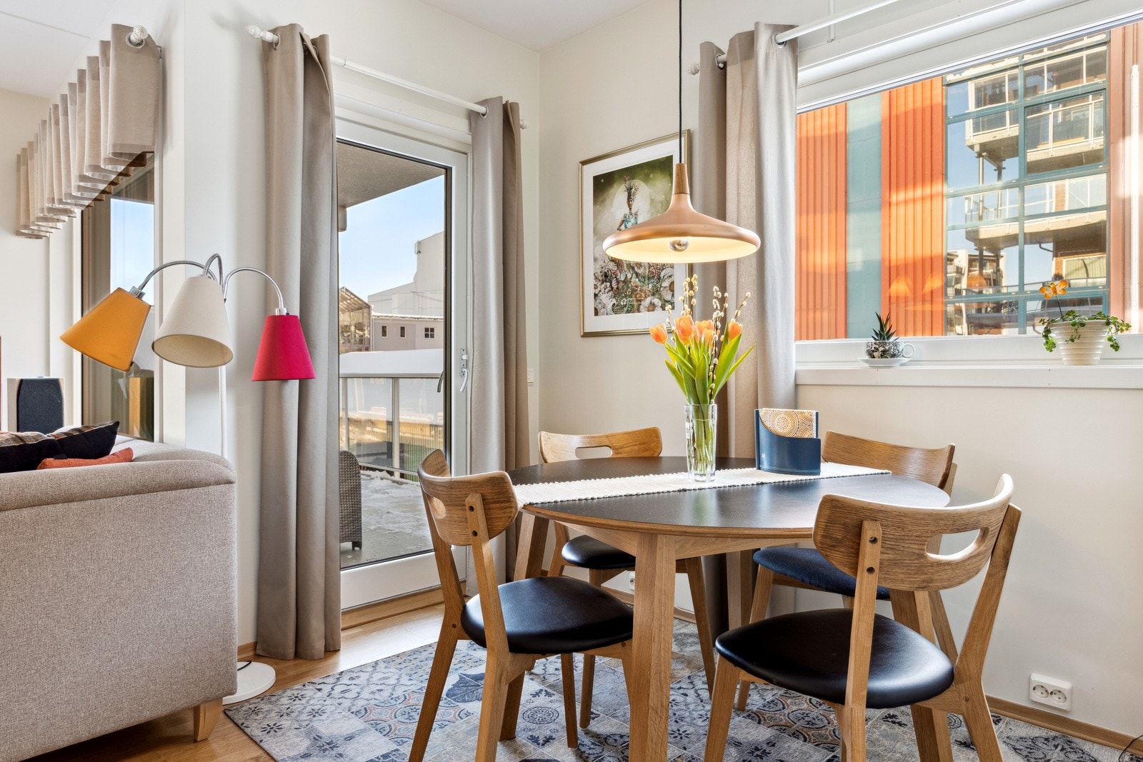 - Fra spisestuen er det utgang til overbygget balkong, så her er det bare å ta frem gassgrillen Galleribilde