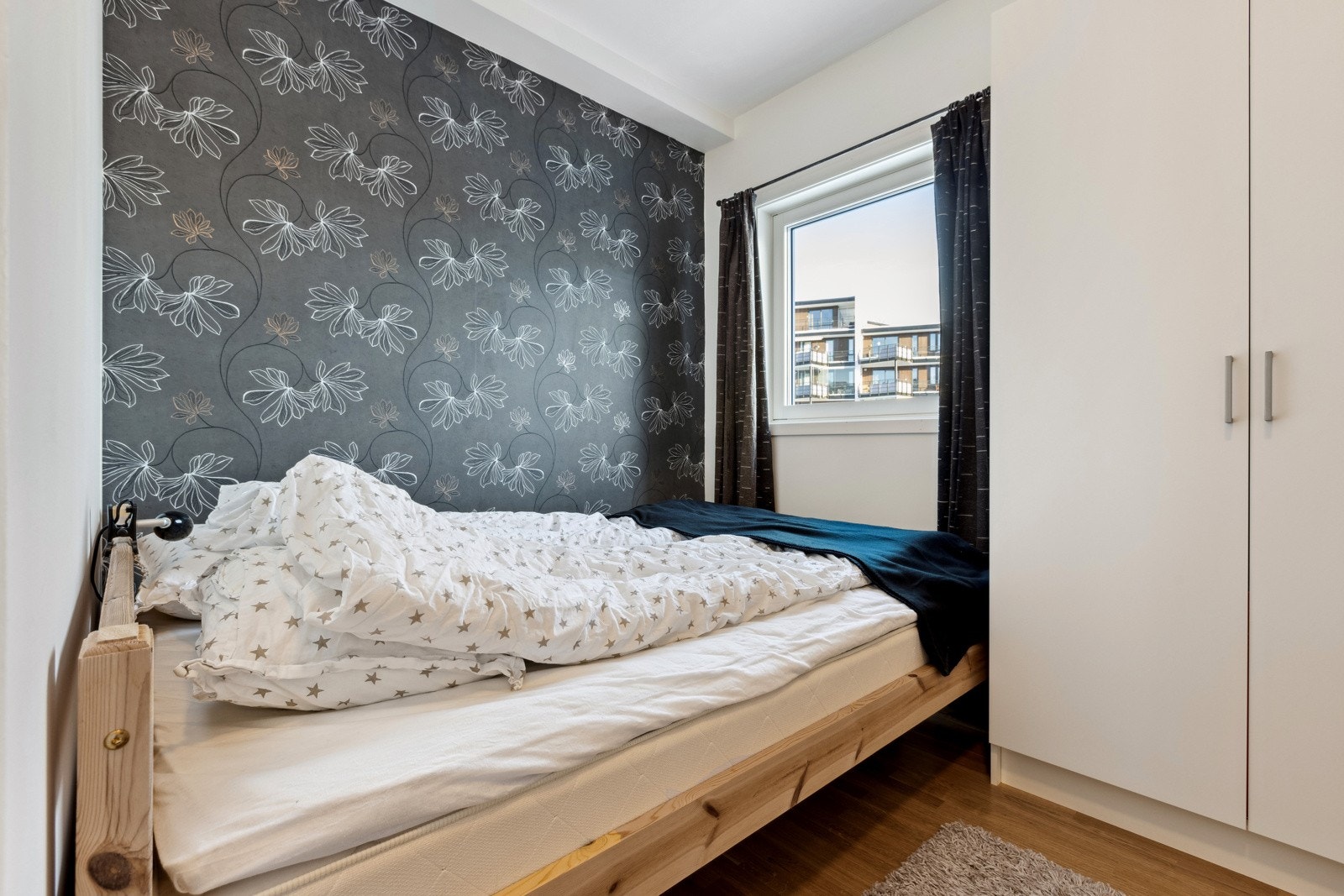 - Soverom 2 med god plass til dobbelsengen Galleribilde