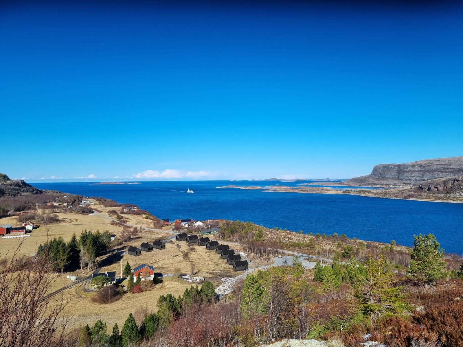 Kan du forestille deg et eget lite samfunn med små, moderne hytter, på parseller med grønne frodige hager hvor
det dyrkes grønnsaker, frukt og bær? Galleribilde