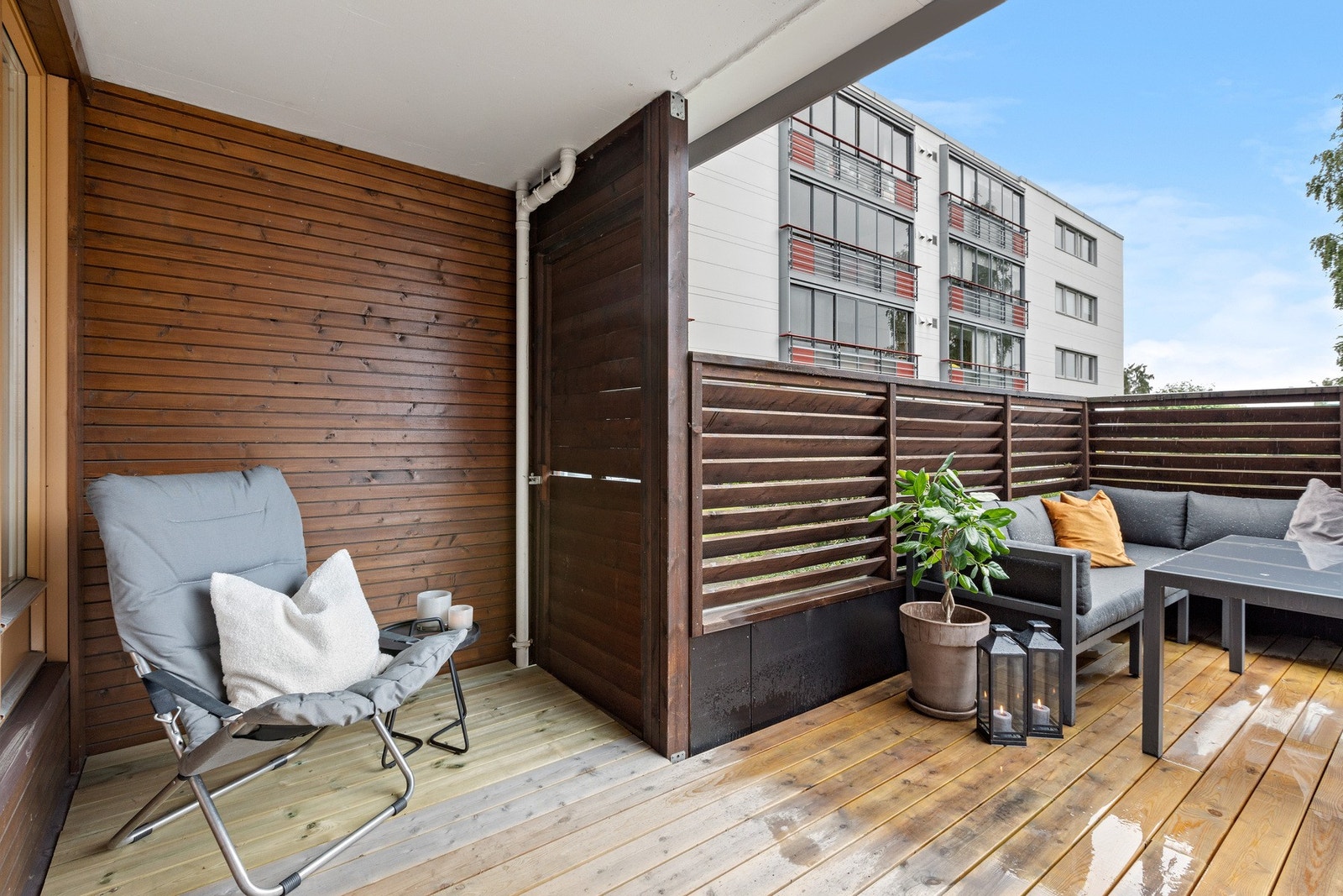 Fra stuen er det utgang til en stor terrasse på hele 30 kvadratmeter. Galleribilde