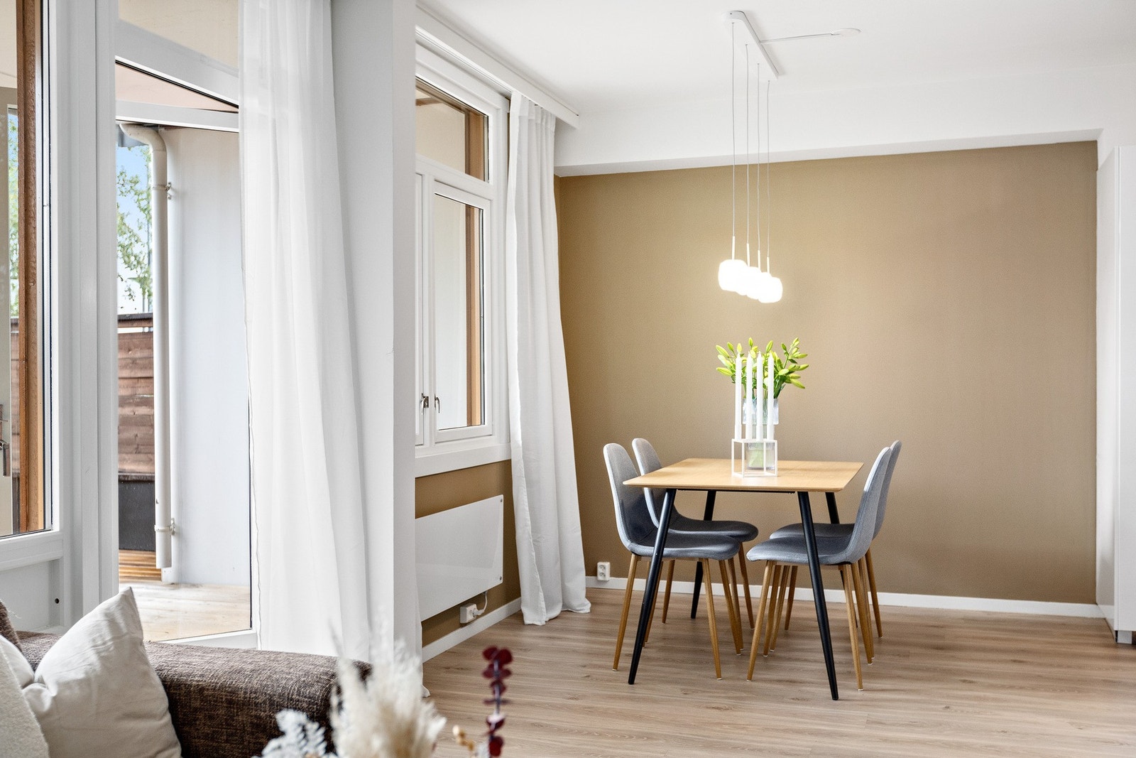 Stuen har godt med naturlig lys og rommer gode 21 kvadratmeter. Galleribilde