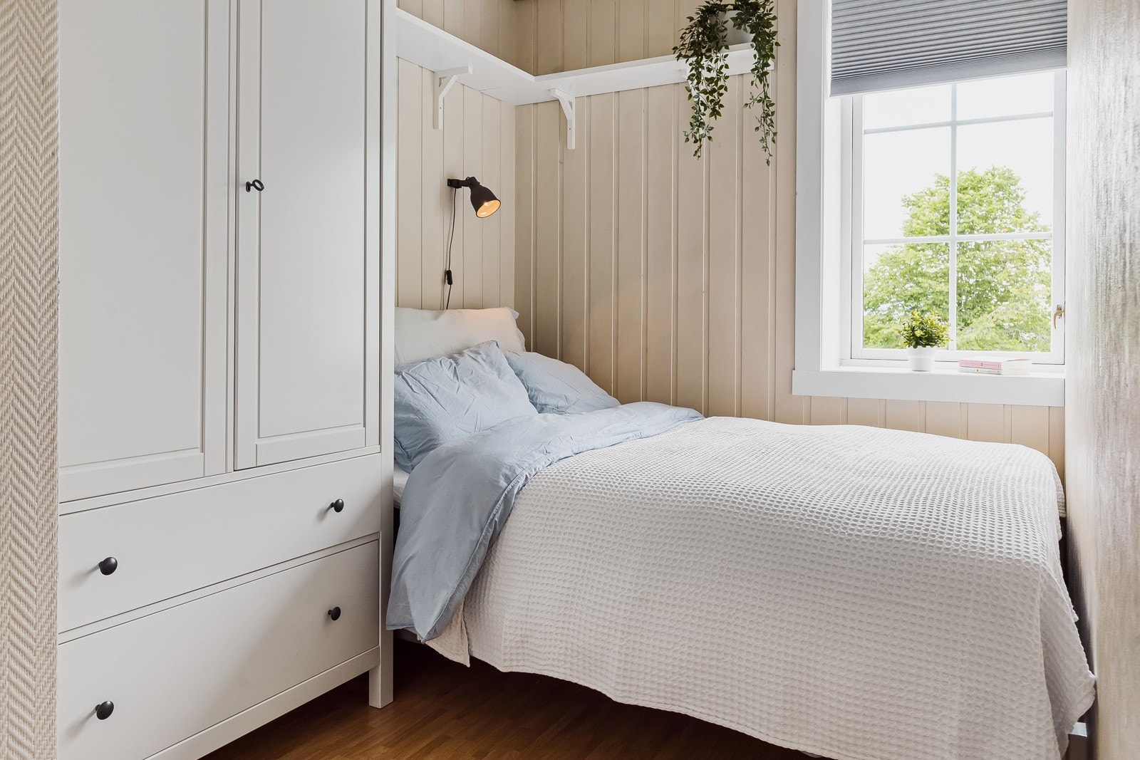 God plass for både seng og garderobeløsning på begge soverommene. Galleribilde