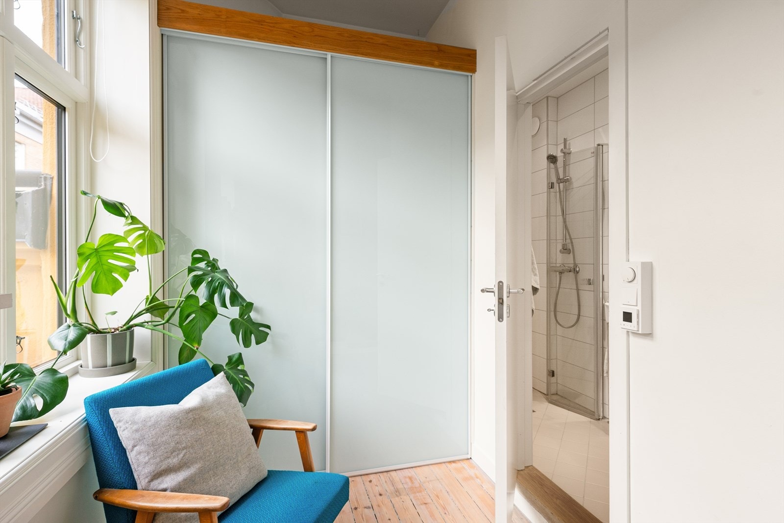 Stor og dyp skyvedørsgarderobe gir gode oppbevaringsmuligheter inni skapet og på toppen. Galleribilde