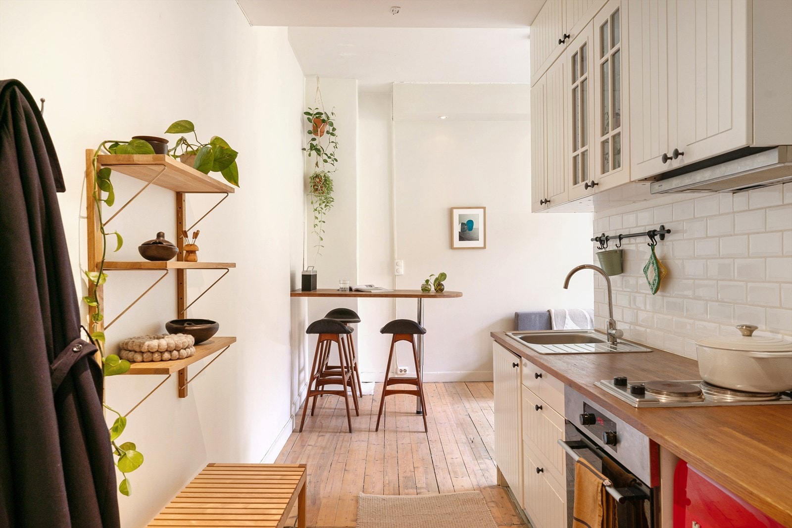 Praktisk og hyggelig kjøkken som er godt utnyttet. Galleribilde