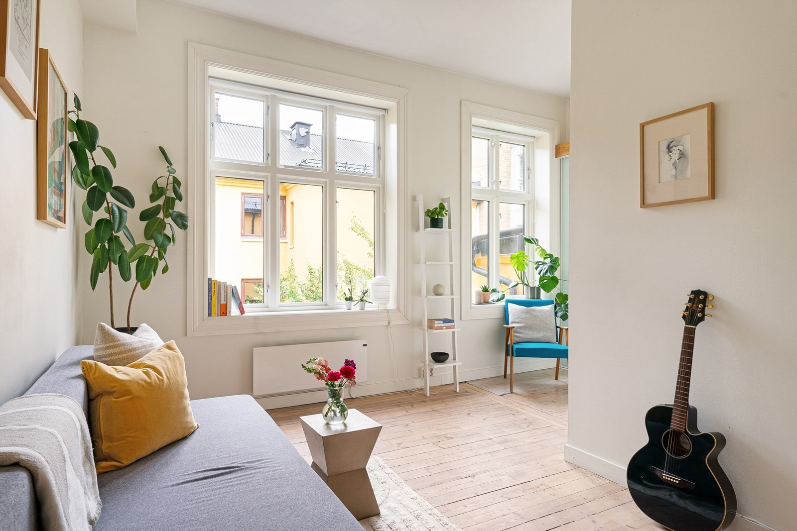 Siden leiligheten ligger i byggets 4. etasje får den godt med naturlig lys. Galleribilde