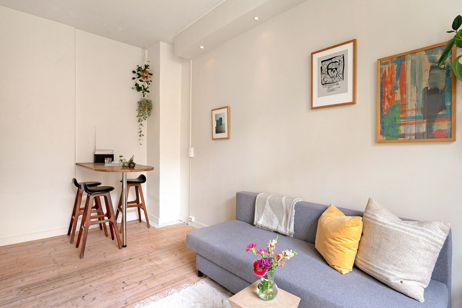 Fra stuen og mot spisekrok og kjøkken. Galleribilde