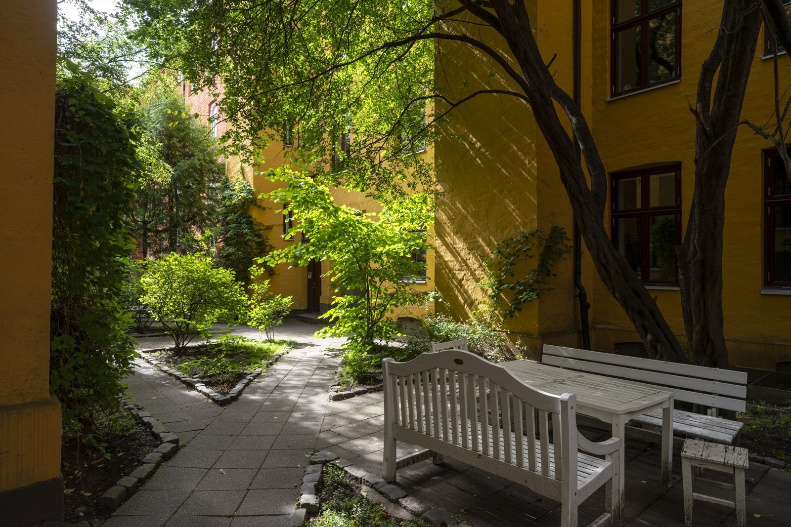 Hyggelig indre, gårdsrom med utemøbler, fellesvaskeri i eget hus og sykkelbod. Galleribilde
