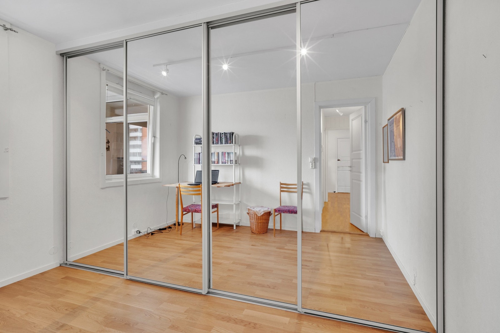 Soverommet har rikelig med skapplass. Galleribilde