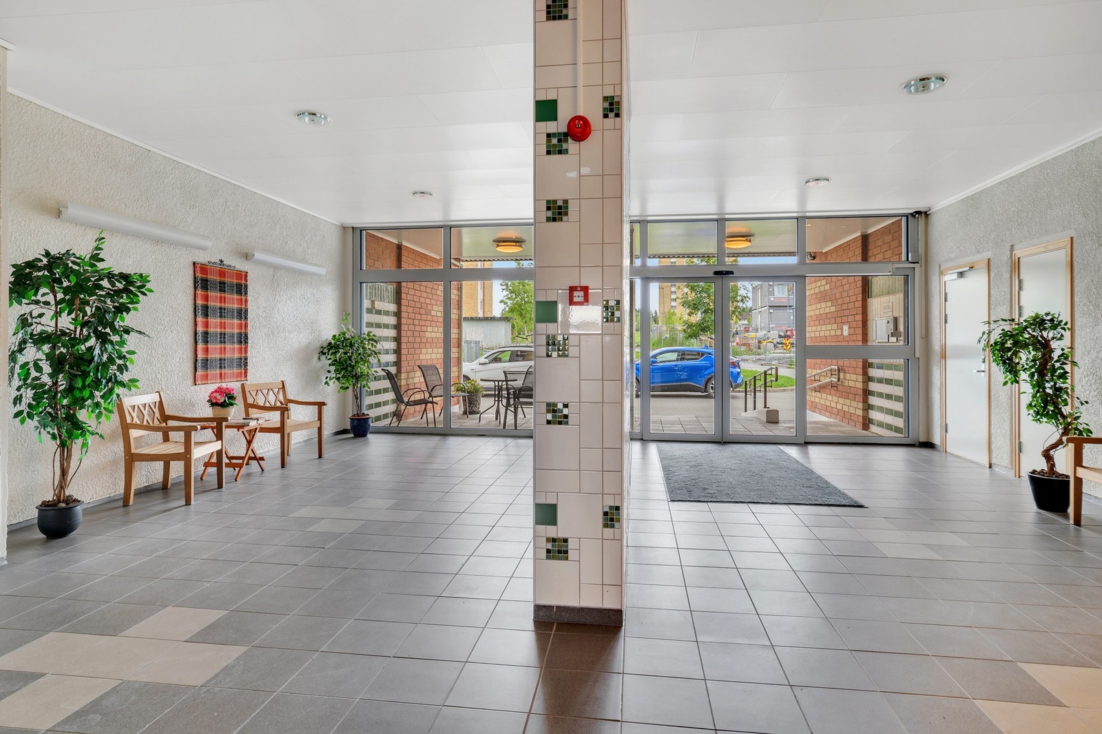 Velkommen inn! Her har man både heis og trapp man kan ta seg opp med. Galleribilde