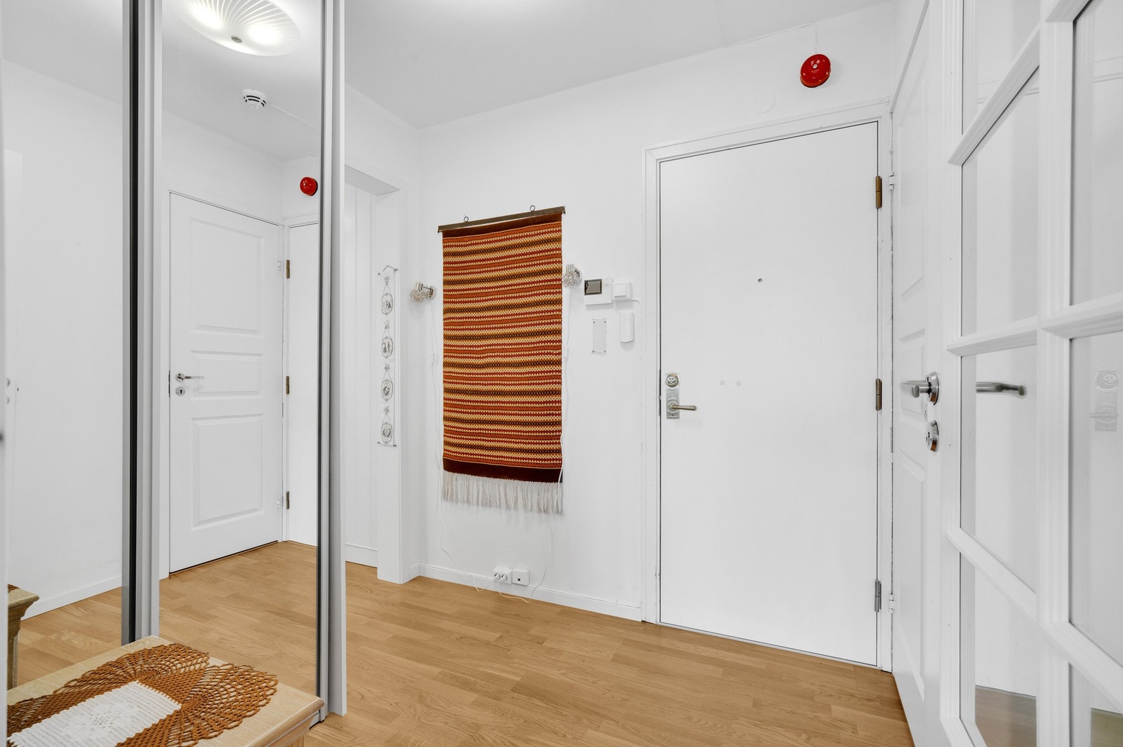 Det er bodplass i tilknytning til gangen. I tillegg er det bodplass i kjelleren. Galleribilde