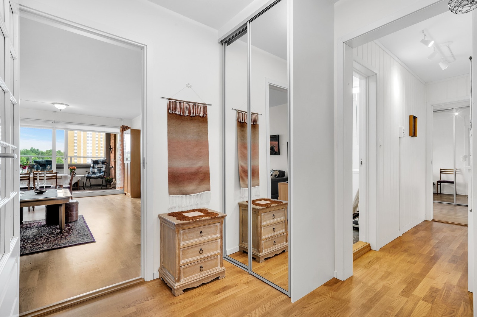 Velkommen inn! Romslig entré med god plass til å henge fra seg klær og sko. Galleribilde