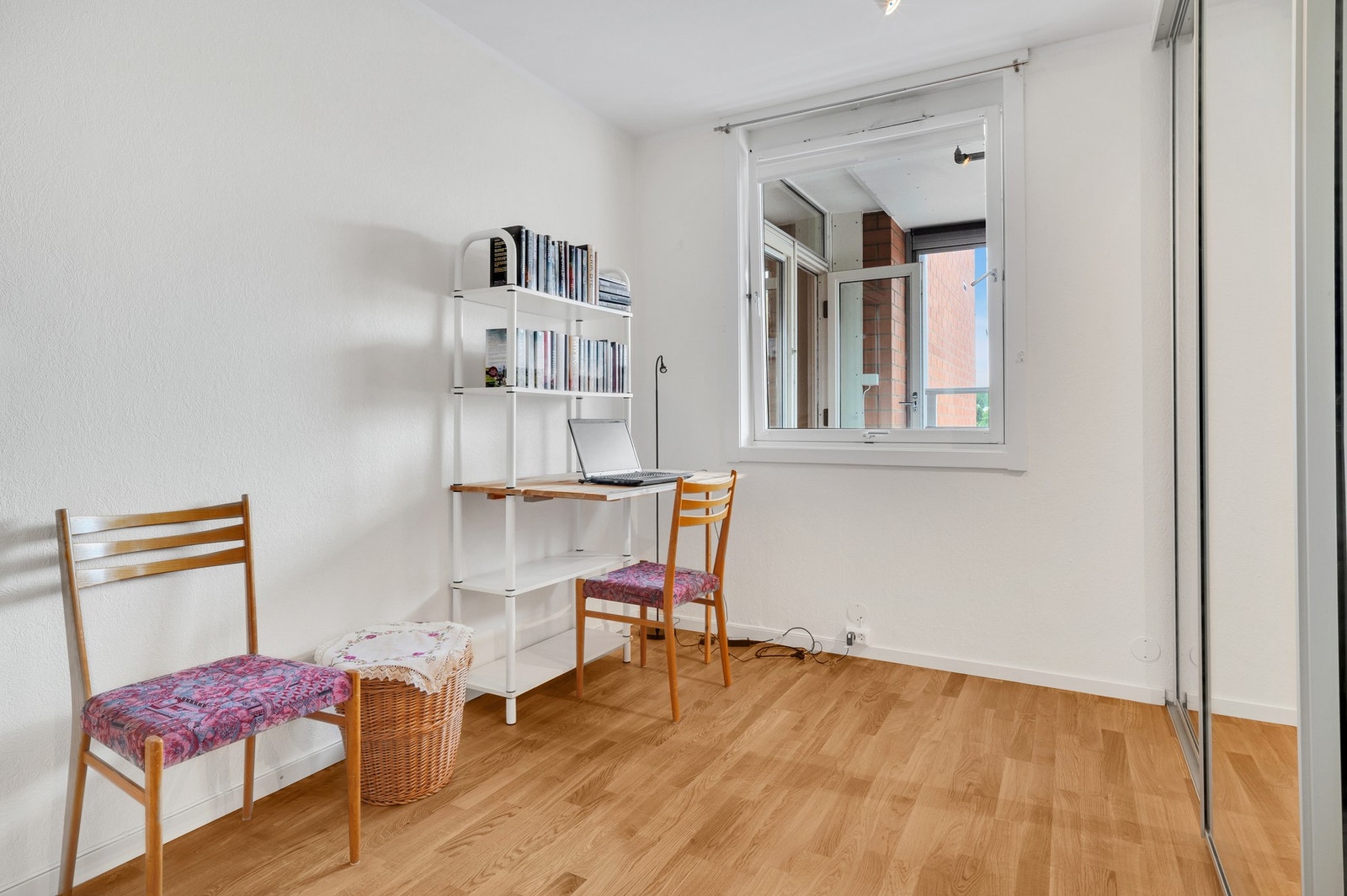 Soverom med god plass til seng og garderobeskap. Galleribilde