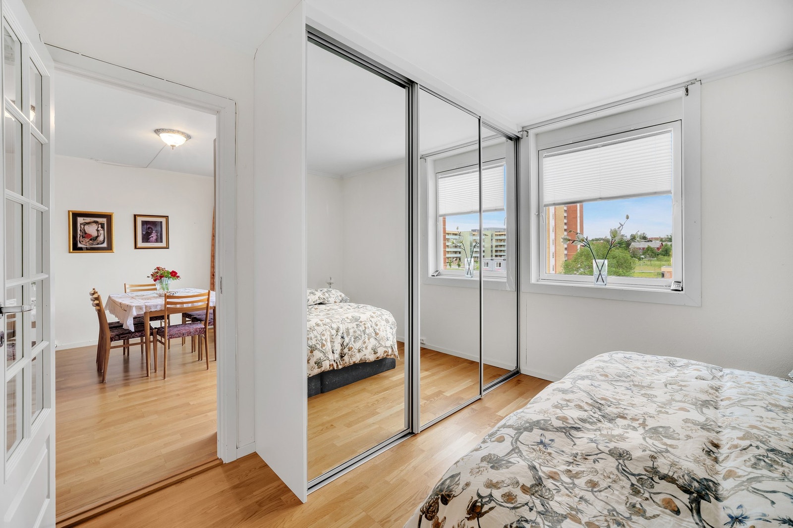 Rikelig med garderobeplass på soverommet. Galleribilde