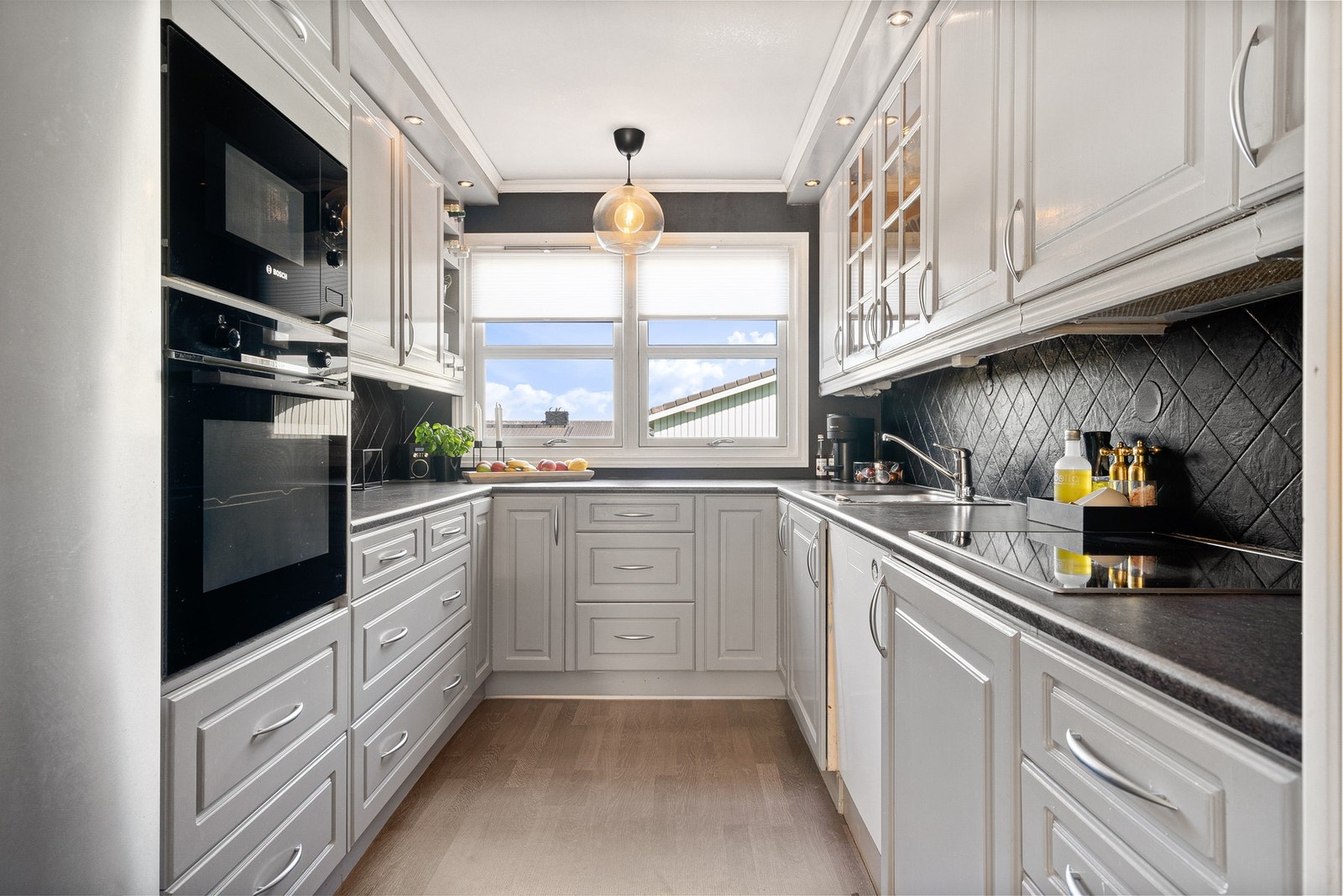 Pent kjøkken som er vurdert til tilstandsgrad 1 av takstmann. Galleribilde